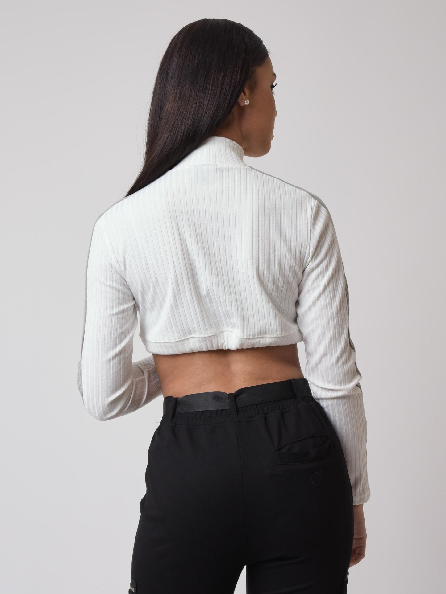 sweatshirt-crop-elastique-blanc-modelshot