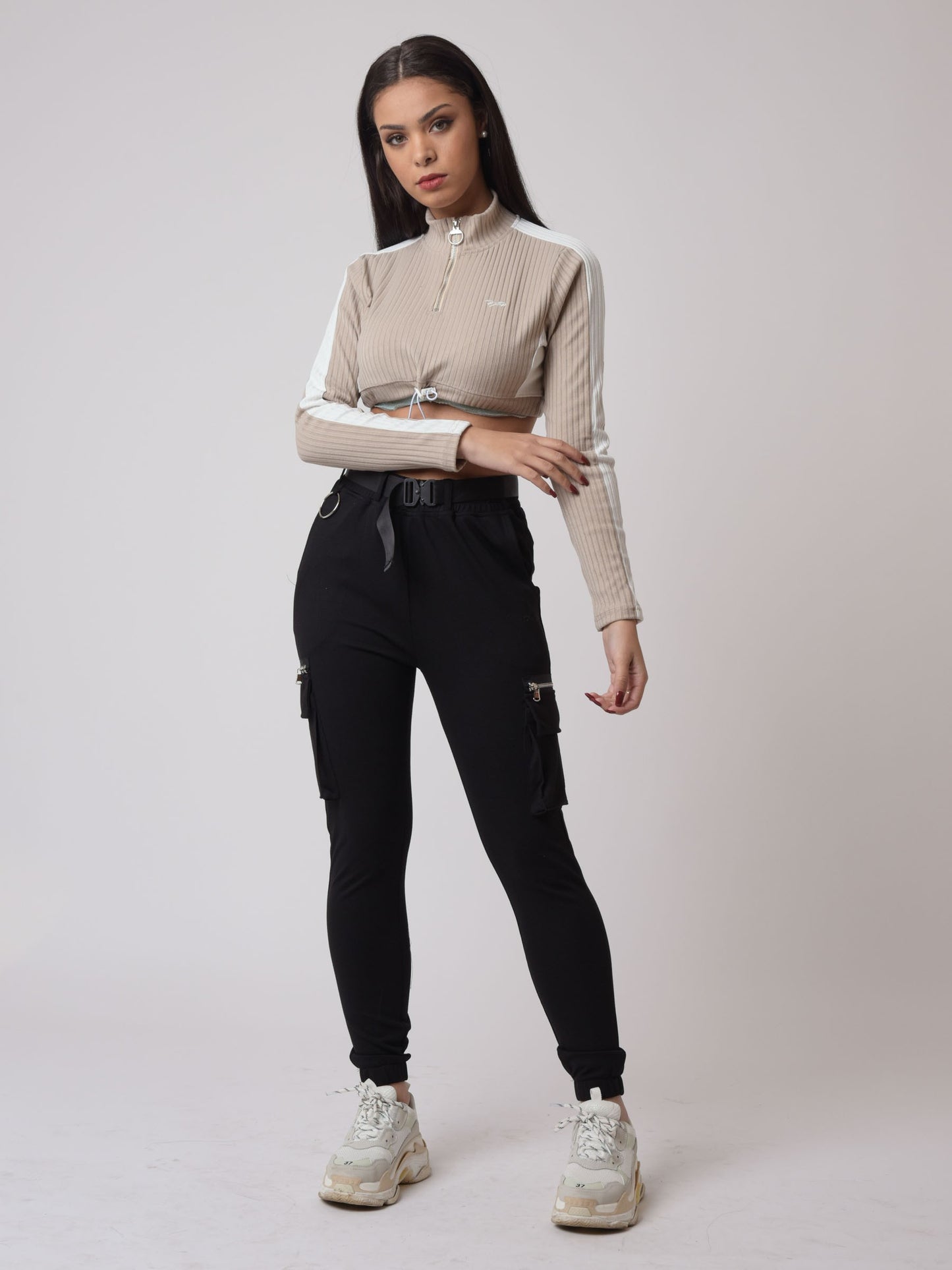 sweatshirt-crop-elastique-beige-modelshot
