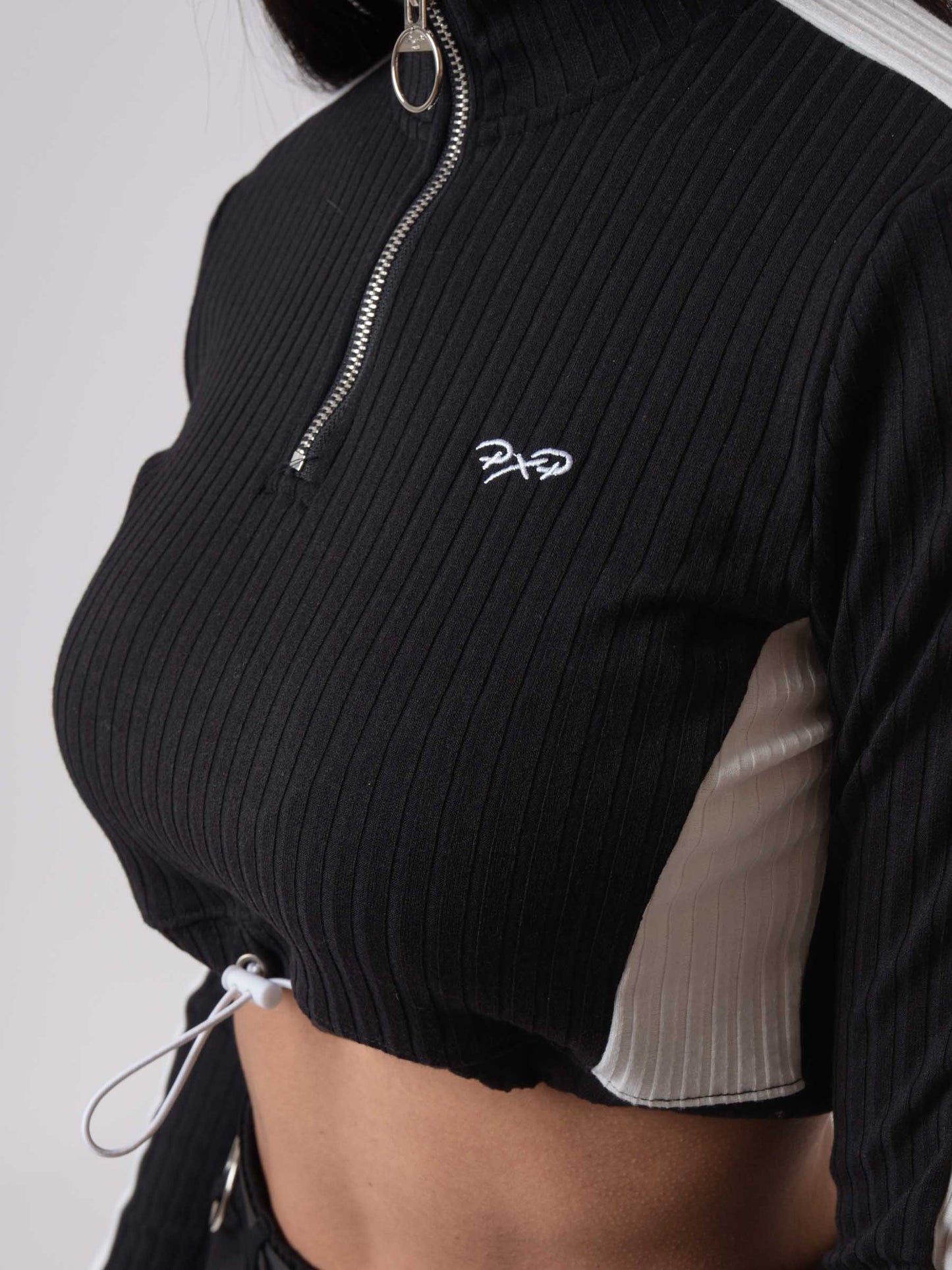 sweatshirt-crop-elastique-noir-modelshot