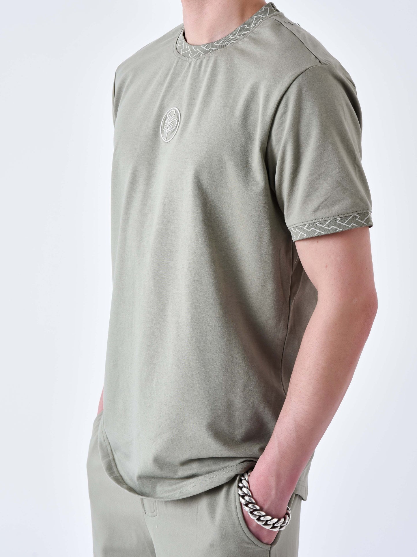t-shirt-a-details-tisse-labyrinthe-olive