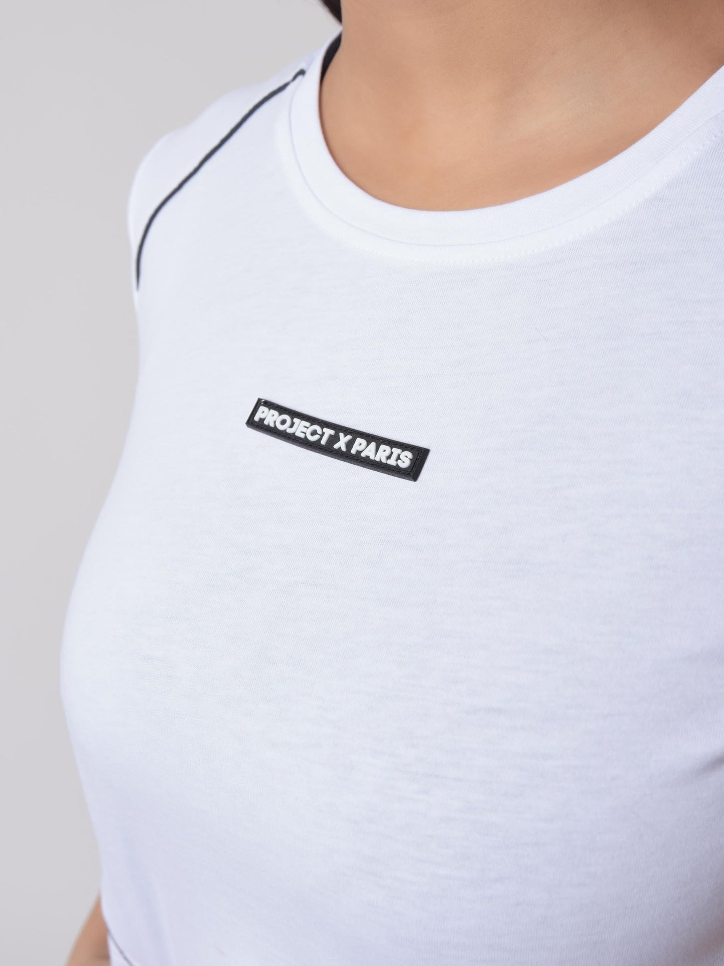 t-shirt-crop-avec-pipings-contrastes-et-logo-silicone-blanc