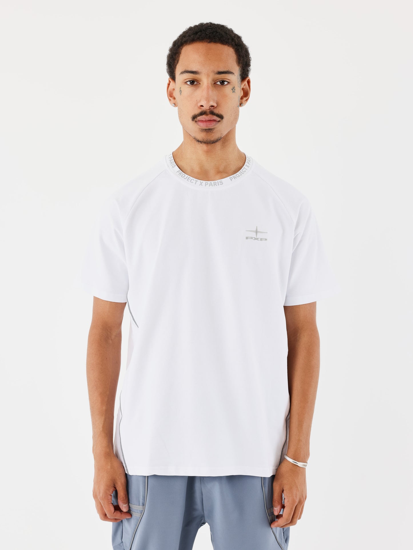 t-shirt-large-a-details-reflechisant-blanc-modelshot