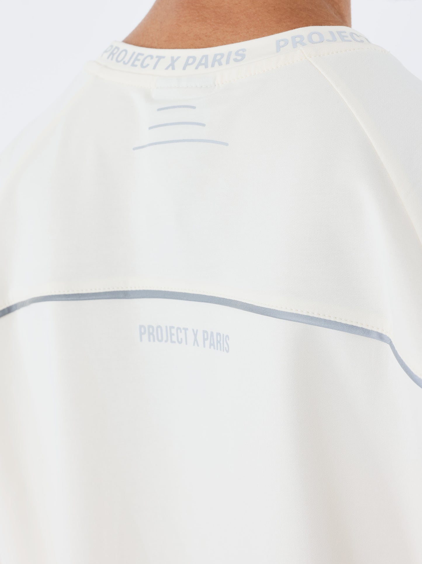 t-shirt-large-a-details-reflechisant-craie-detailshot