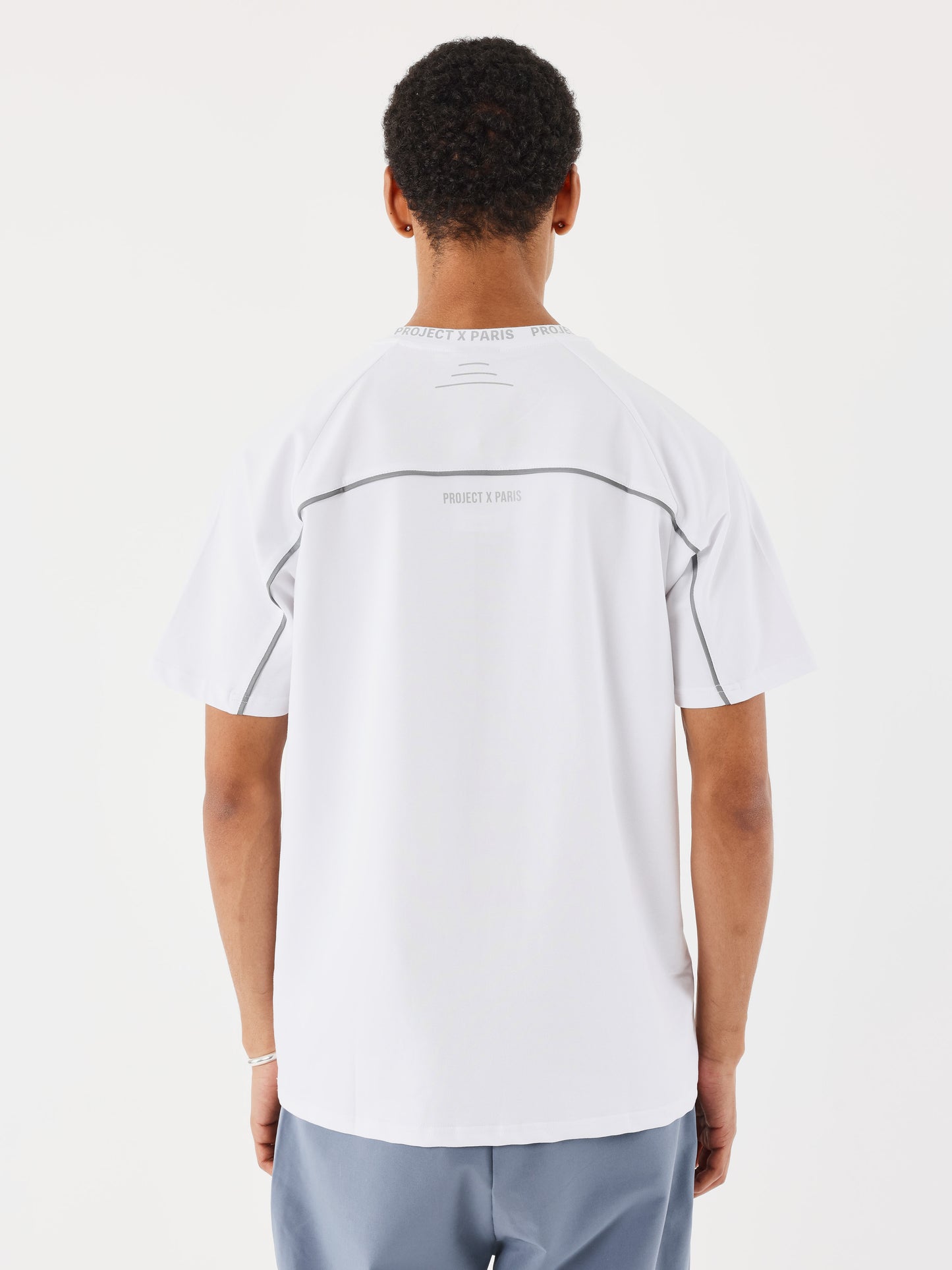 t-shirt-large-a-details-reflechisant-blanc-modelshot