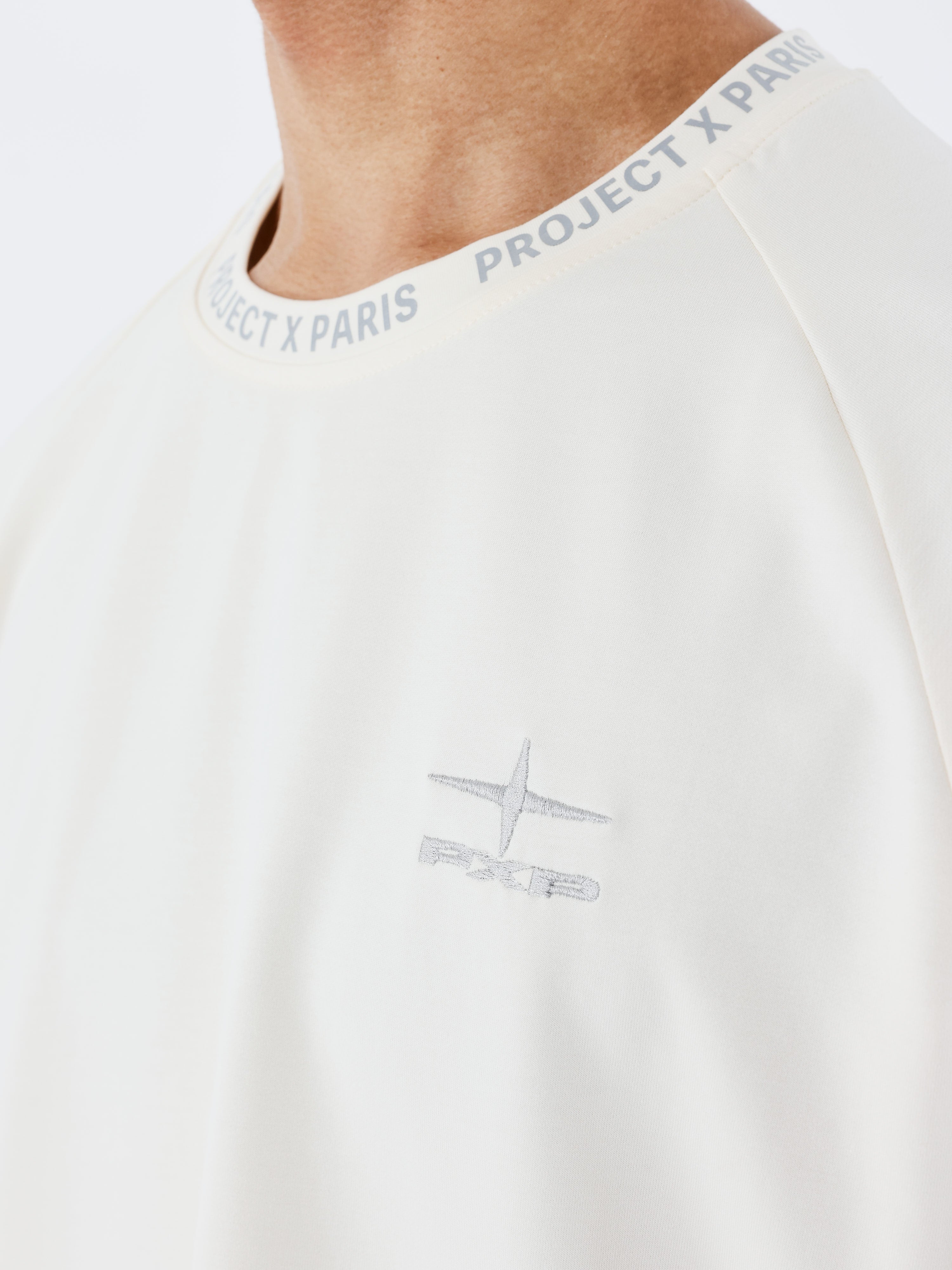 t-shirt-large-a-details-reflechisant-craie-detailshot