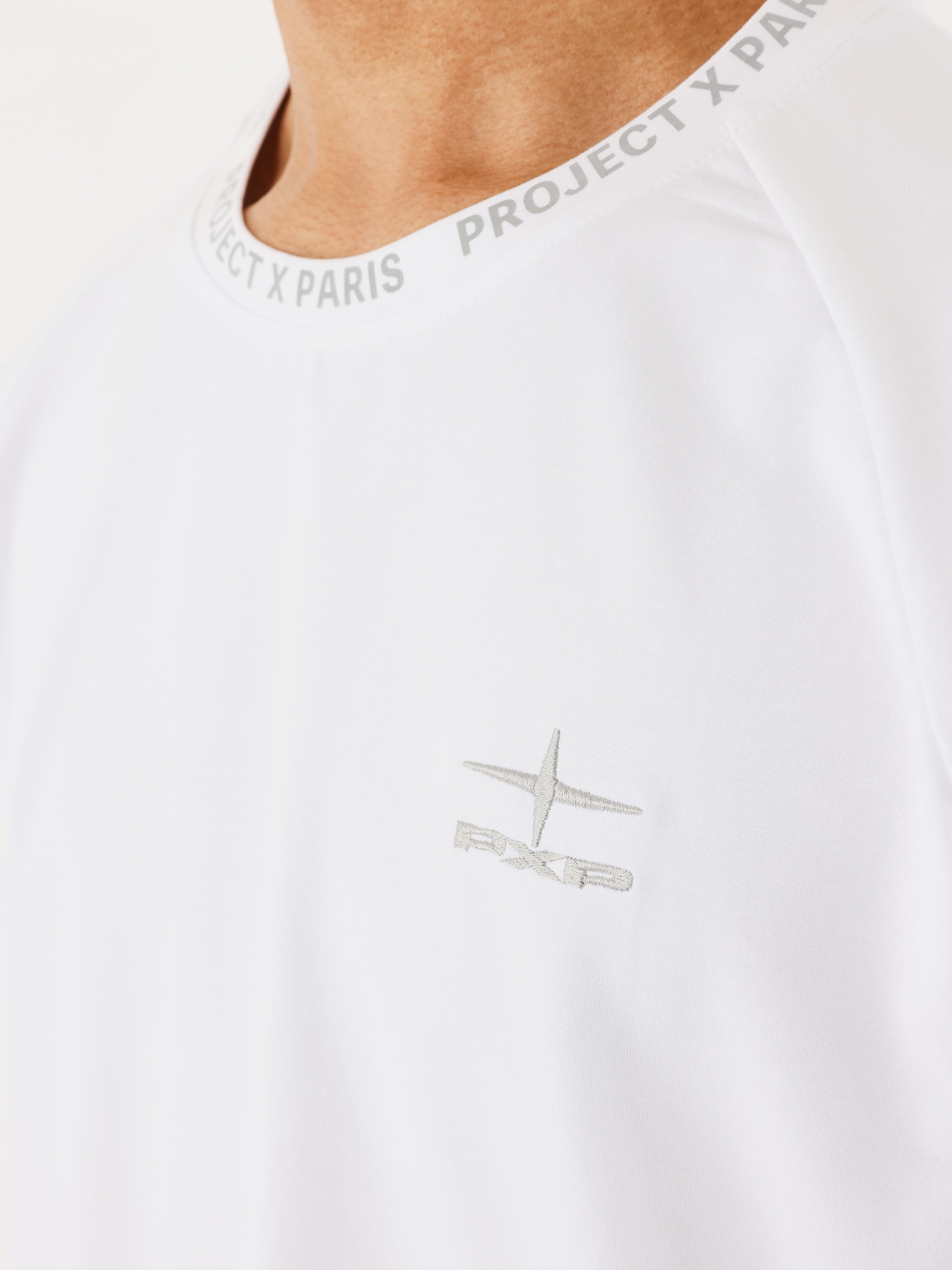 Camiseta ancha con detalles reflectantes-5