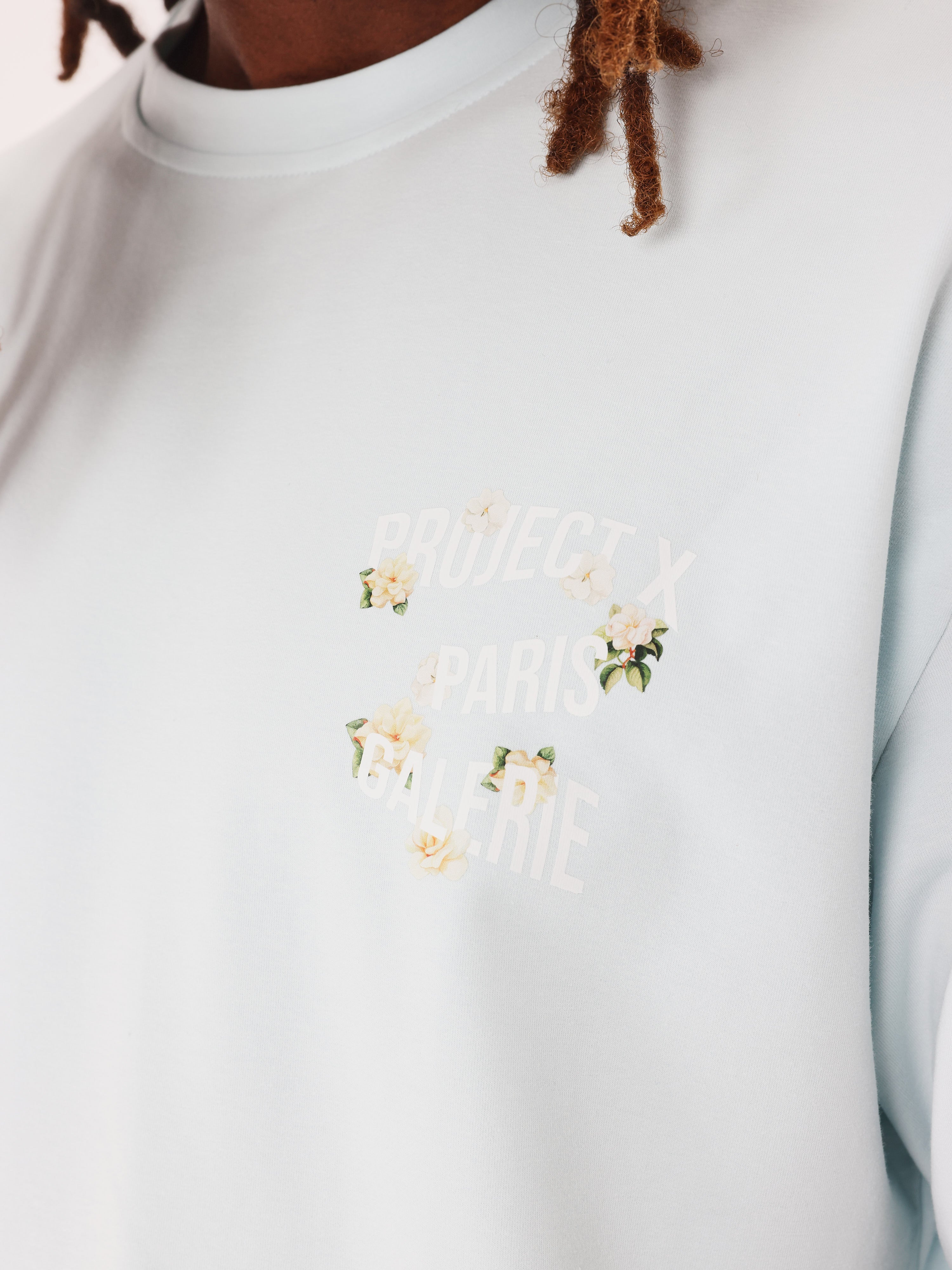 t-shirt-large-floral-ice-blue-detailshot