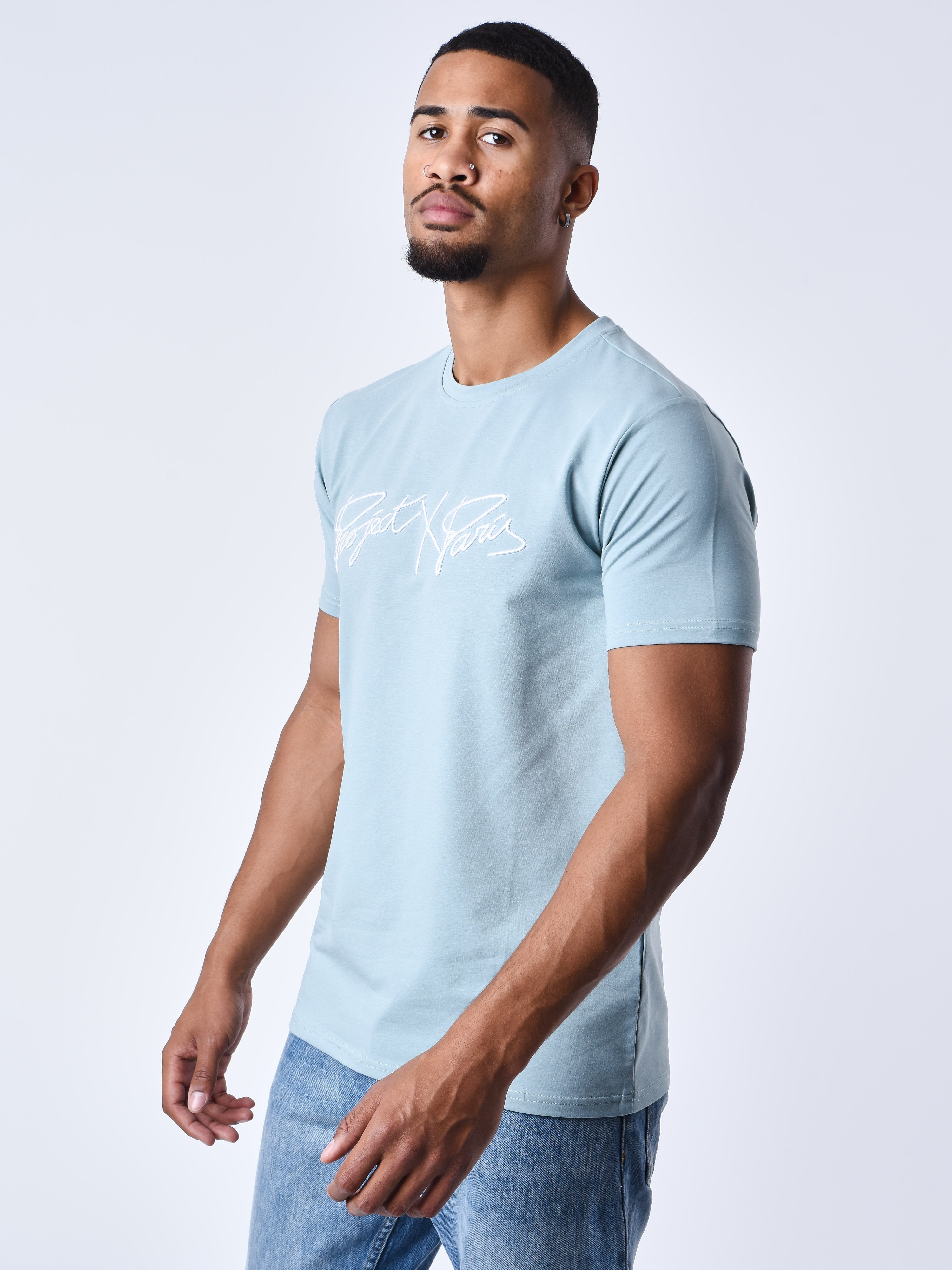 Basic T-shirt z pełnym haftowanym logo-4