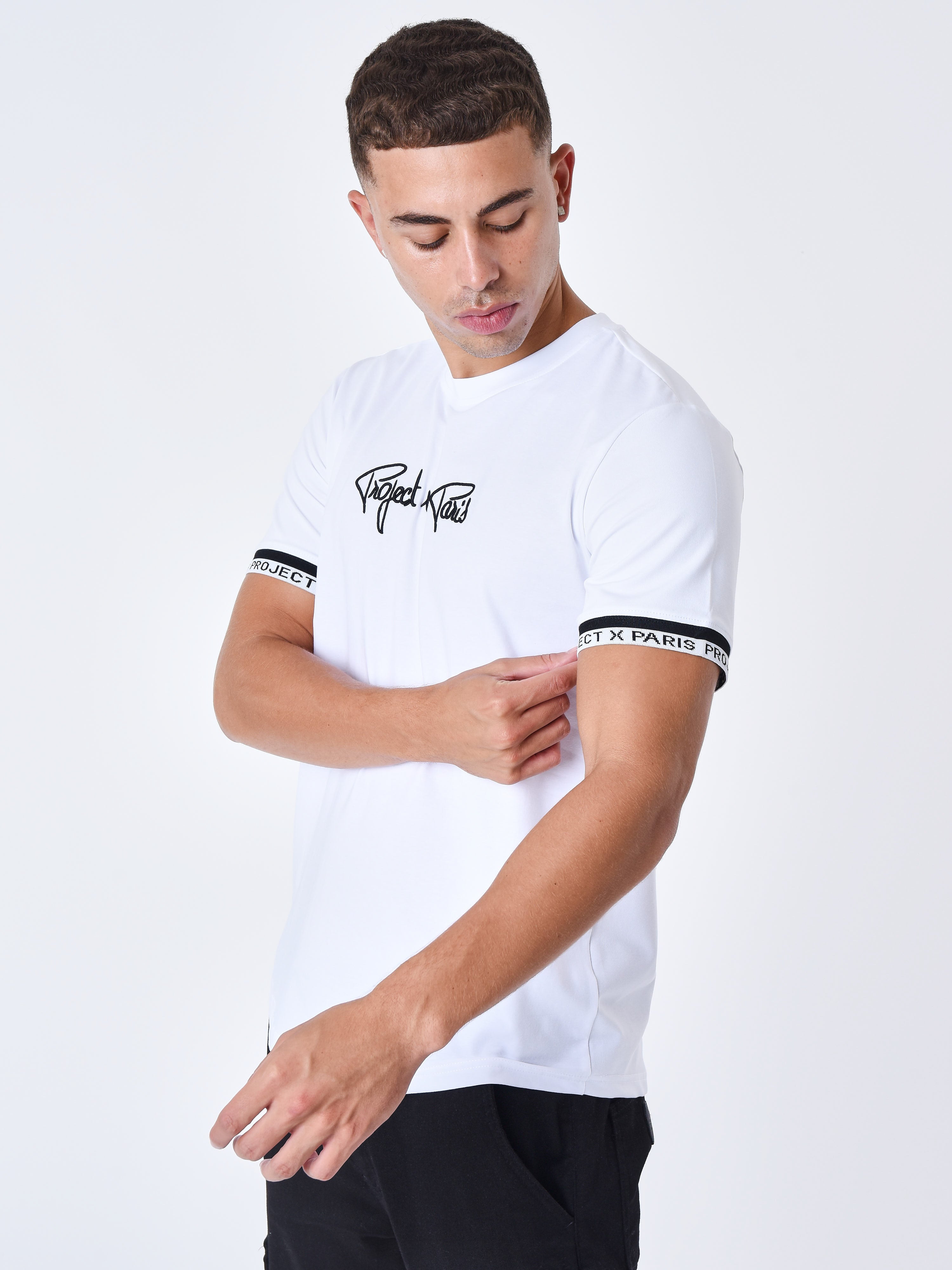 T-shirt med upphöjd broderad logga-1