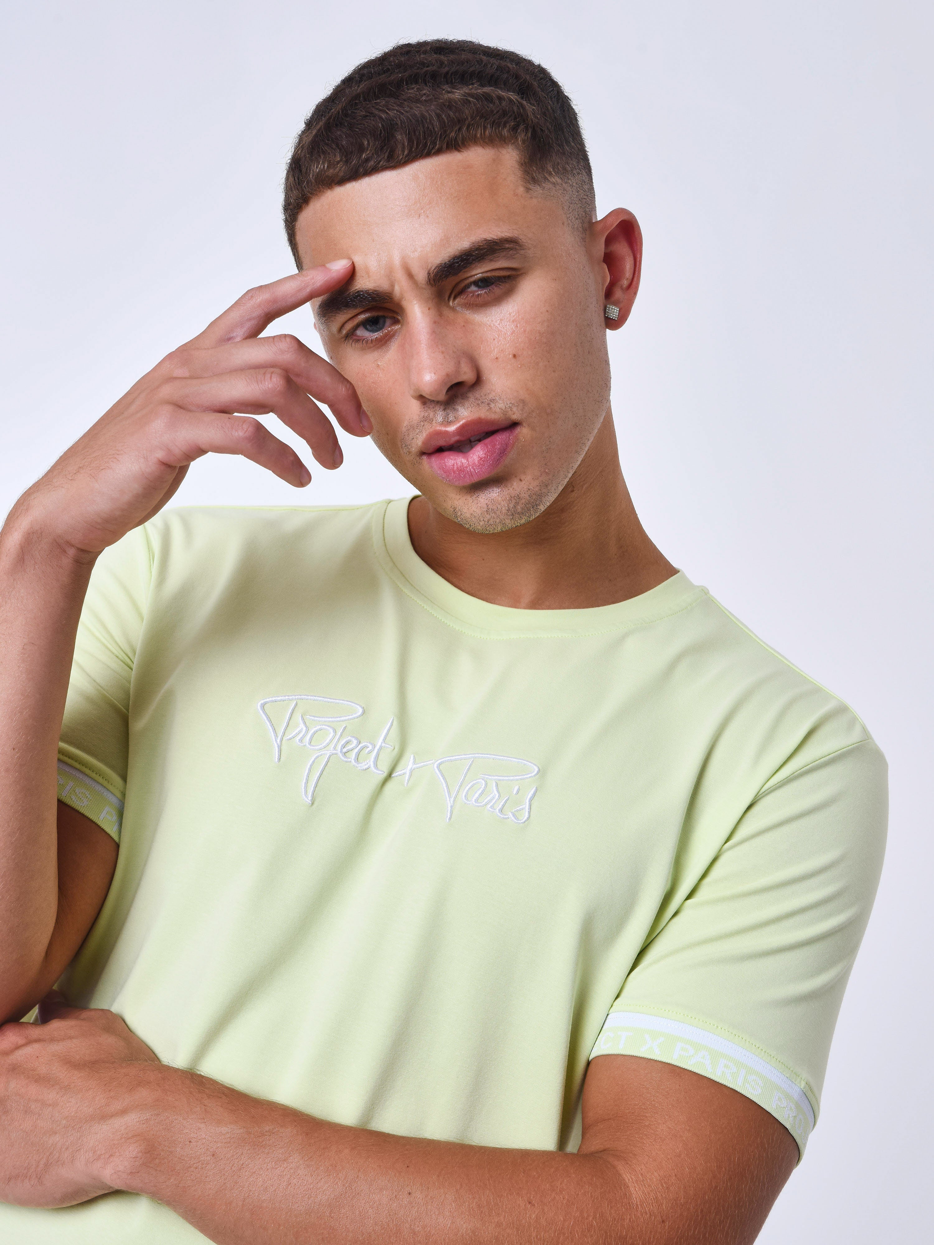 Camiseta com logo bordado em relevo-1
