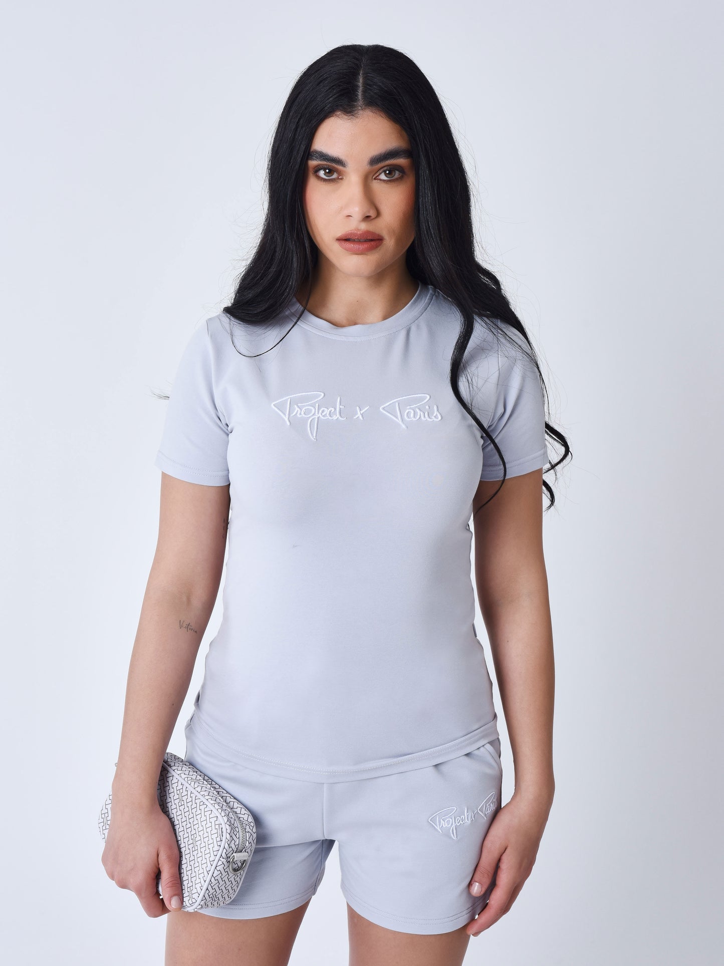 tee-shirt-basic-broderie-logo-signature-bleu-glacier-modelshot