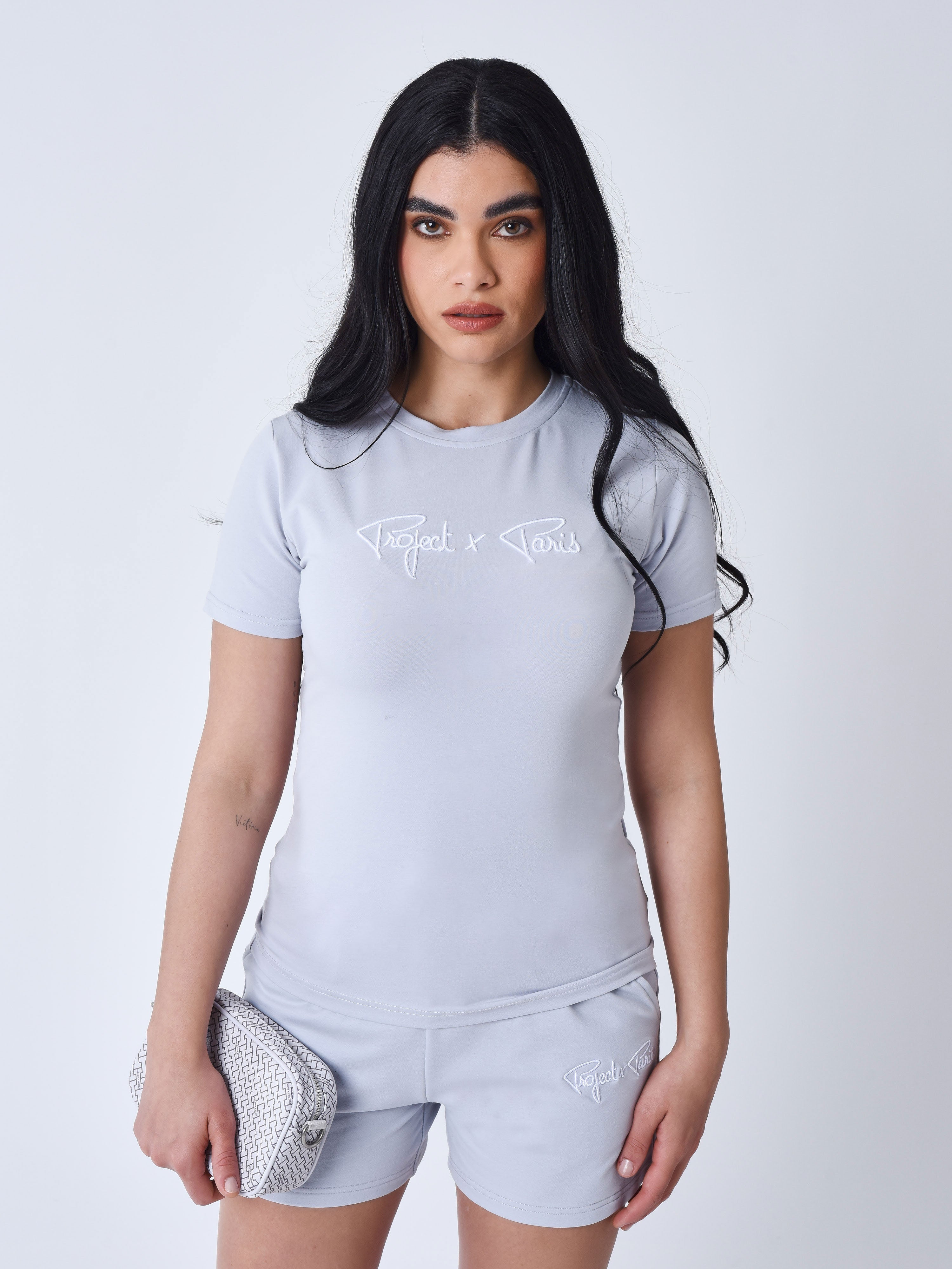 tee-shirt-basic-broderie-logo-signature-bleu-glacier-modelshot