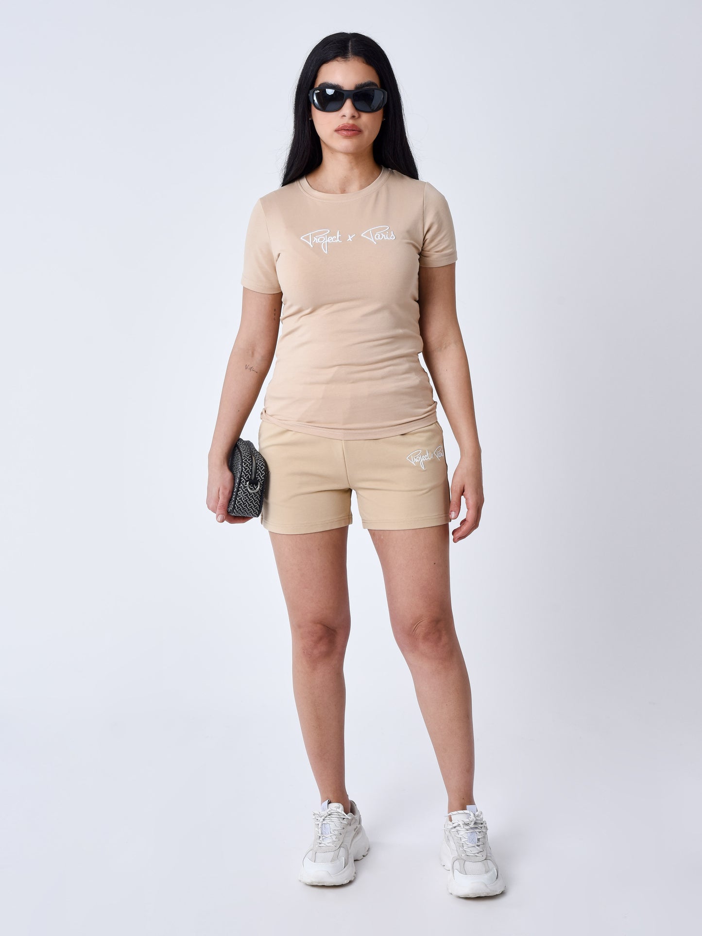 tee-shirt-basic-broderie-logo-signature-beige-modelshot