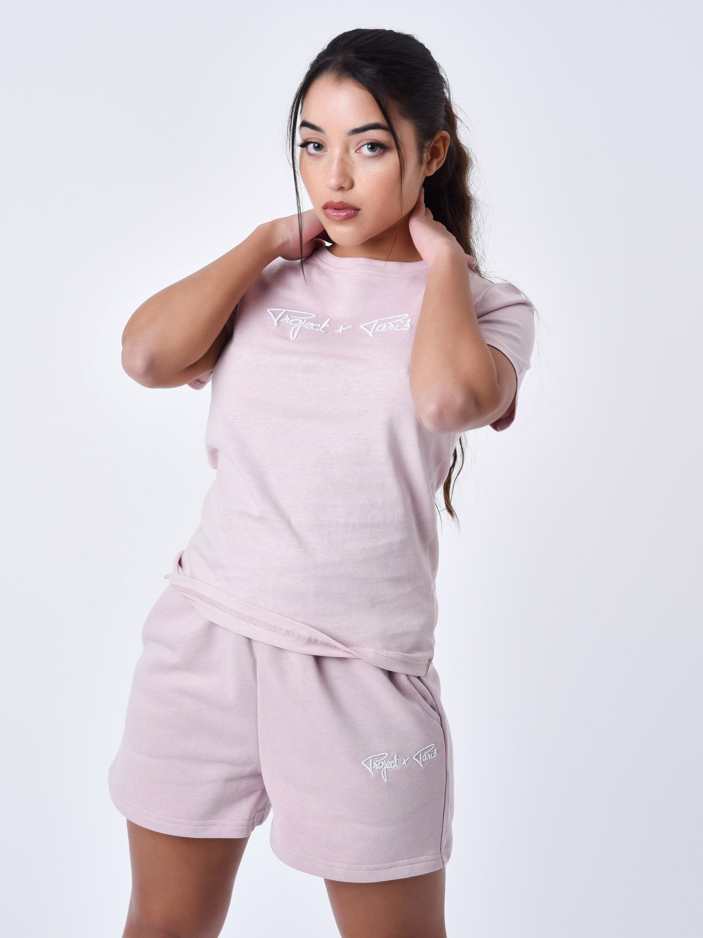 tee-shirt-basic-broderie-logo-signature-rose-poudre-modelshot