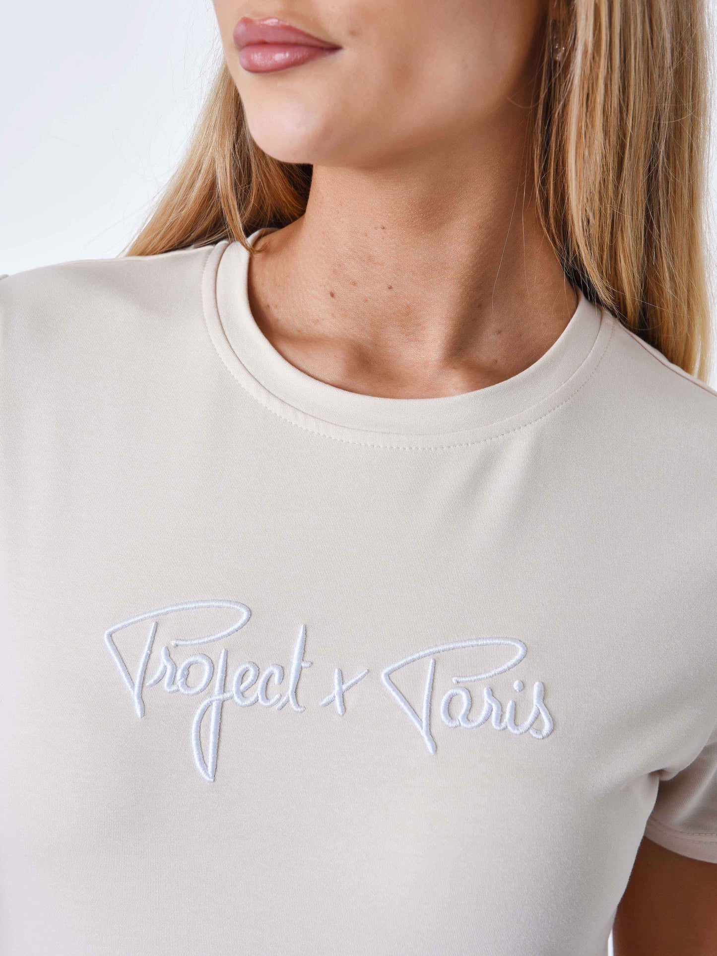 tee-shirt-basic-broderie-logo-signature-ivoire-modelshot