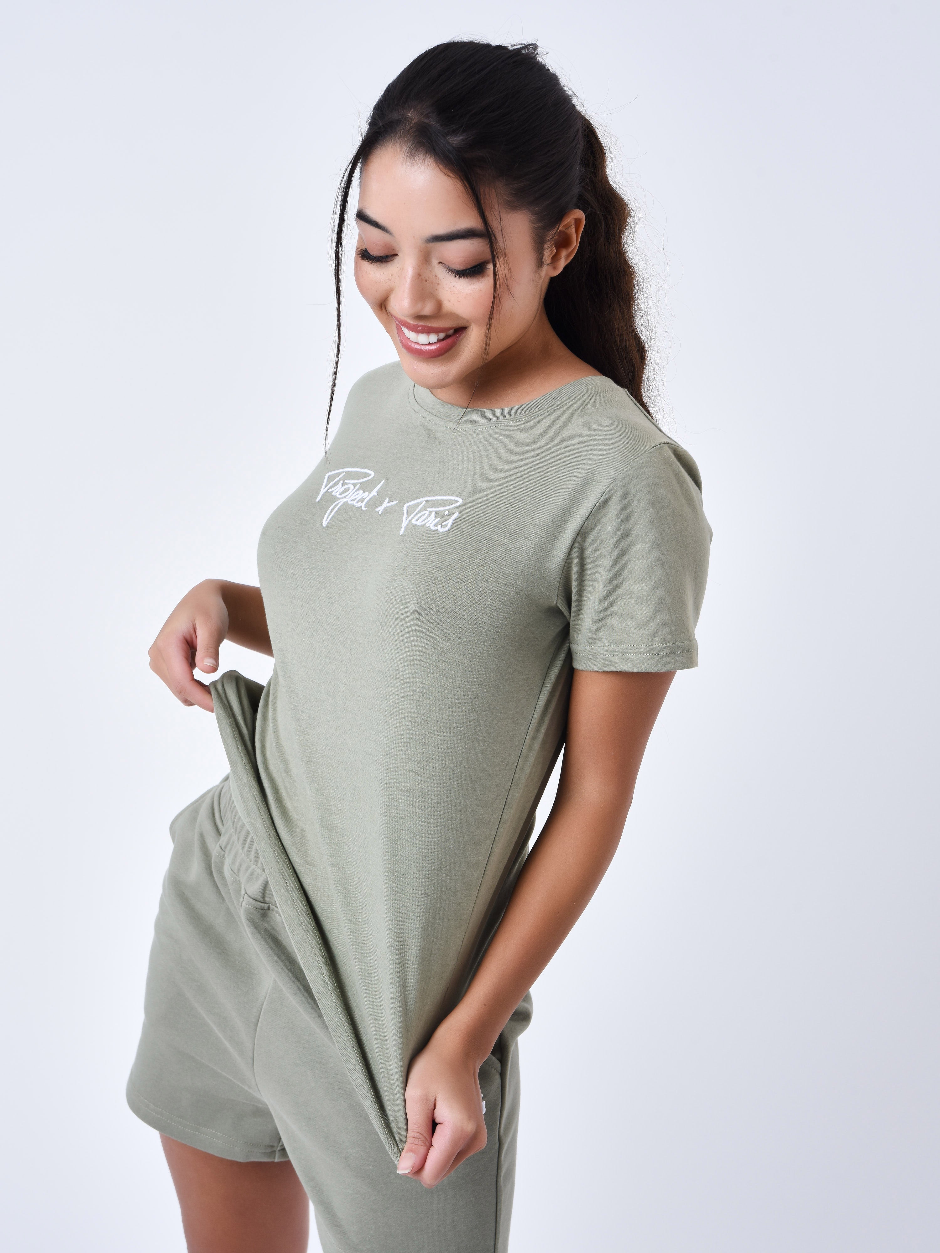 tee-shirt-basic-broderie-logo-signature-kaki-modelshot