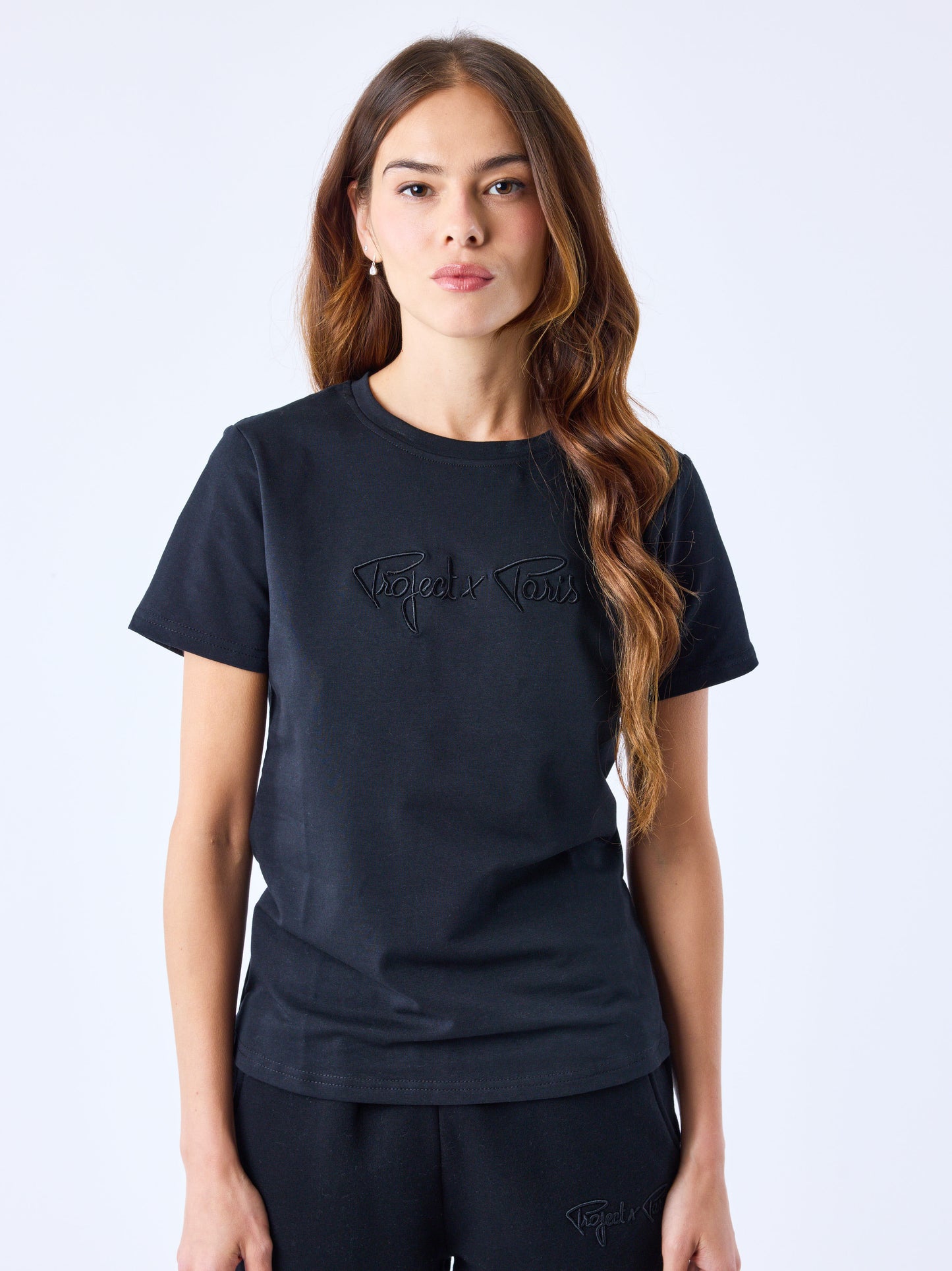 tee-shirt-basic-broderie-logo-signature-noir-noir-modelshot
