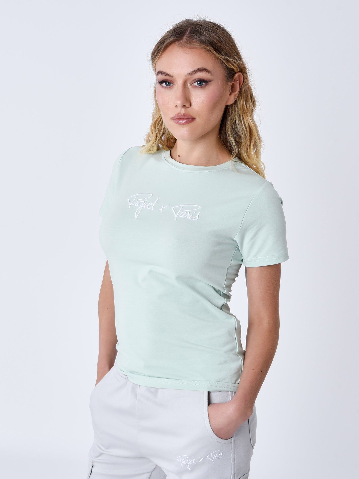tee-shirt-basic-broderie-logo-signature-vert-d-eau-modelshot
