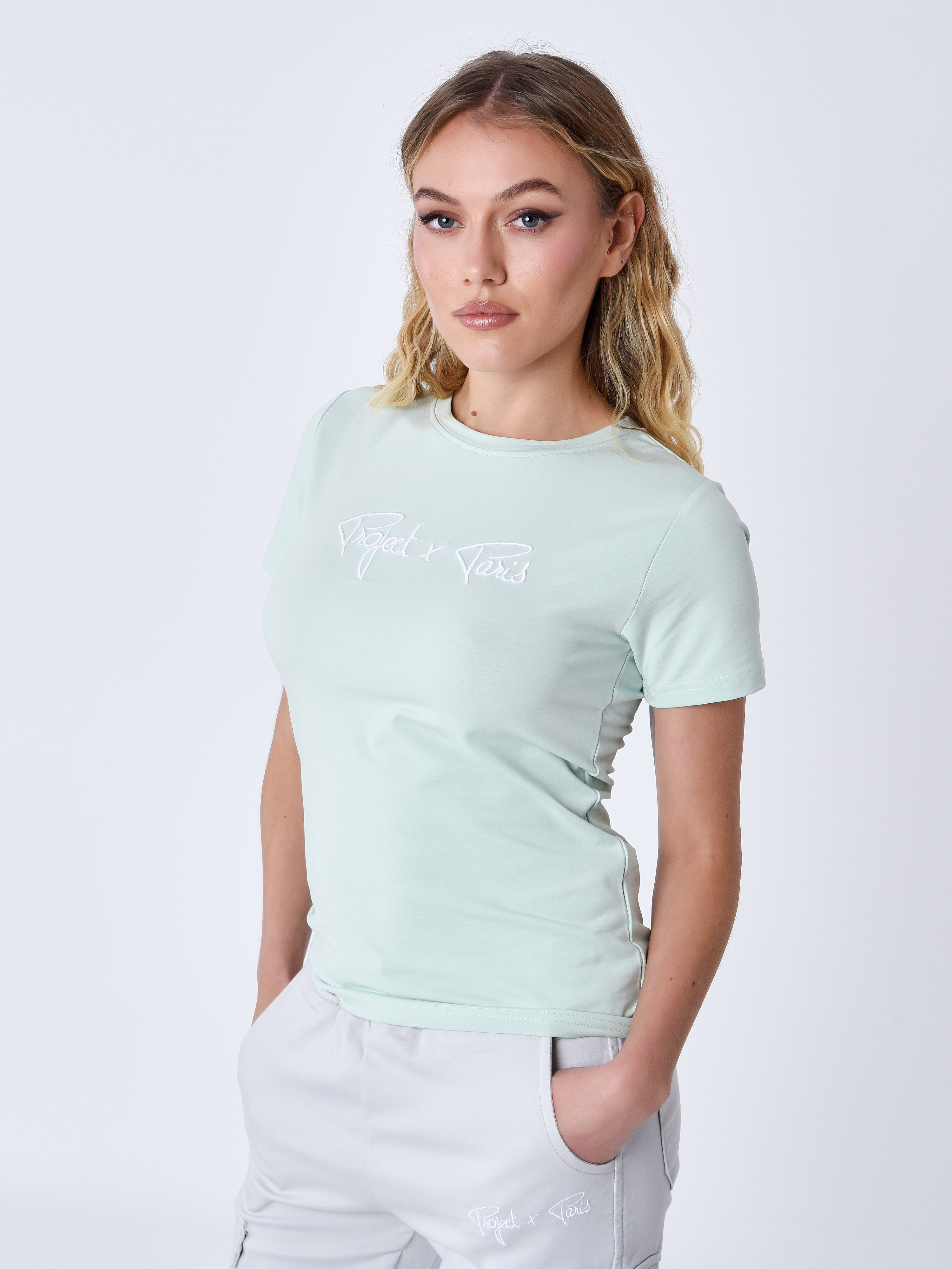 tee-shirt-basic-broderie-logo-signature-vert-d-eau-modelshot