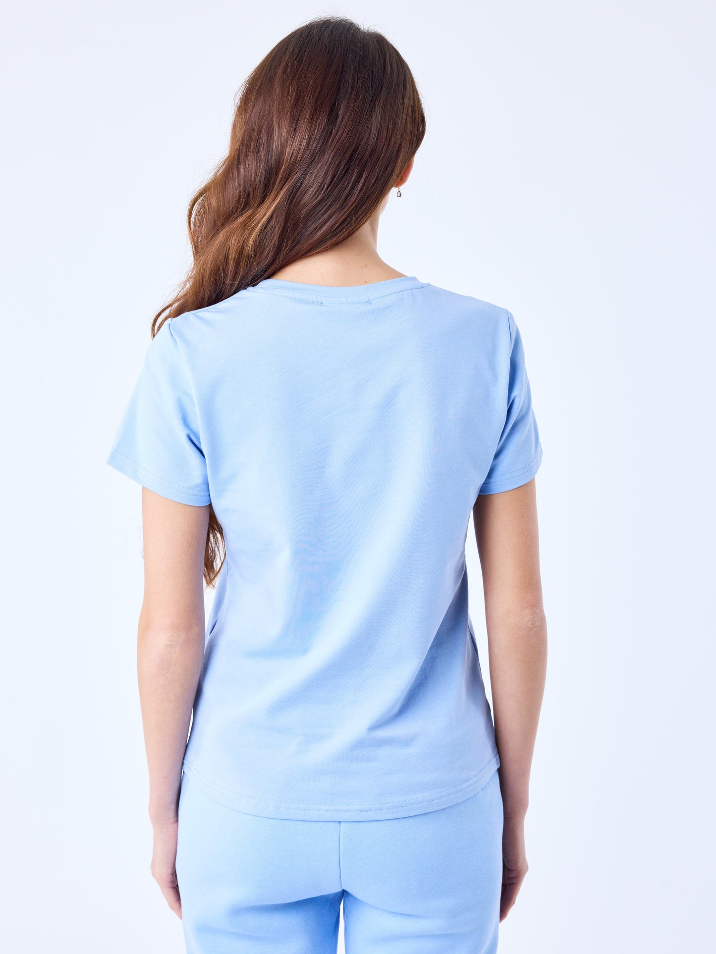 tee-shirt-basic-broderie-logo-signature-cashmere-blue-modelshot