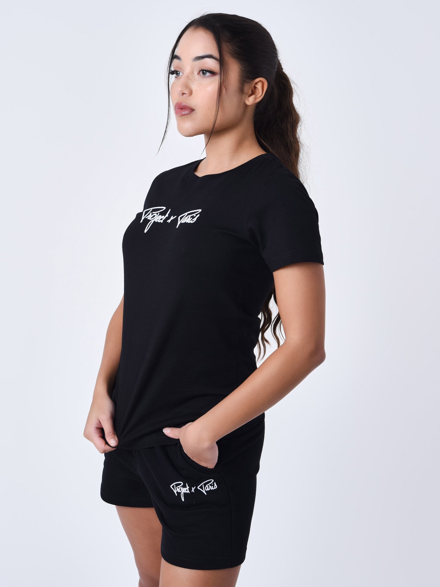 tee-shirt-basic-broderie-logo-signature-noir-modelshot
