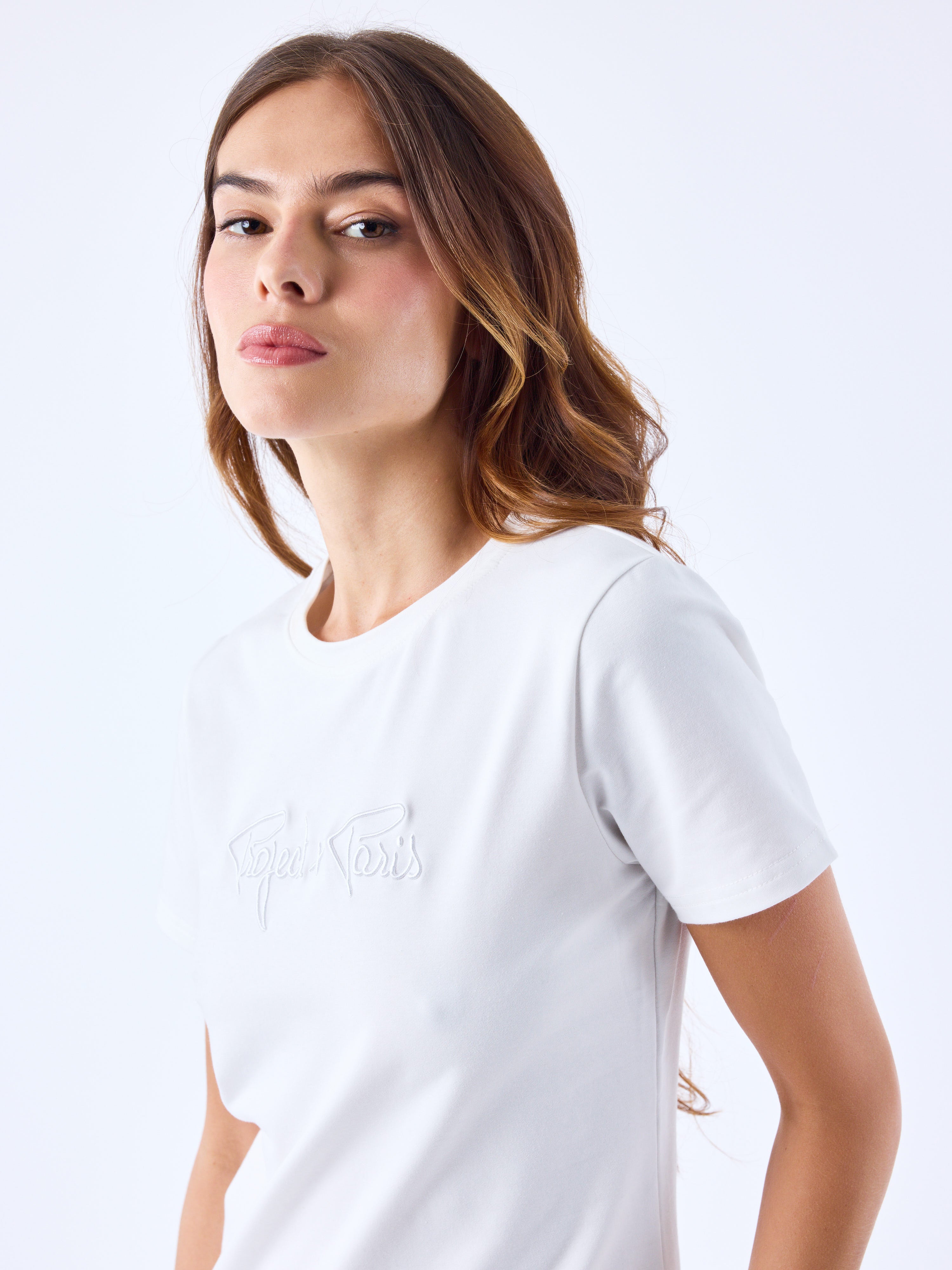 tee-shirt-basic-broderie-logo-signature-blanc-casse-blanc-casse