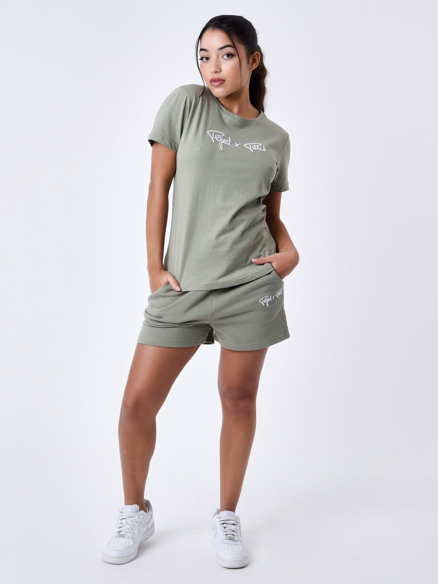 tee-shirt-basic-broderie-logo-signature-kaki-modelshot