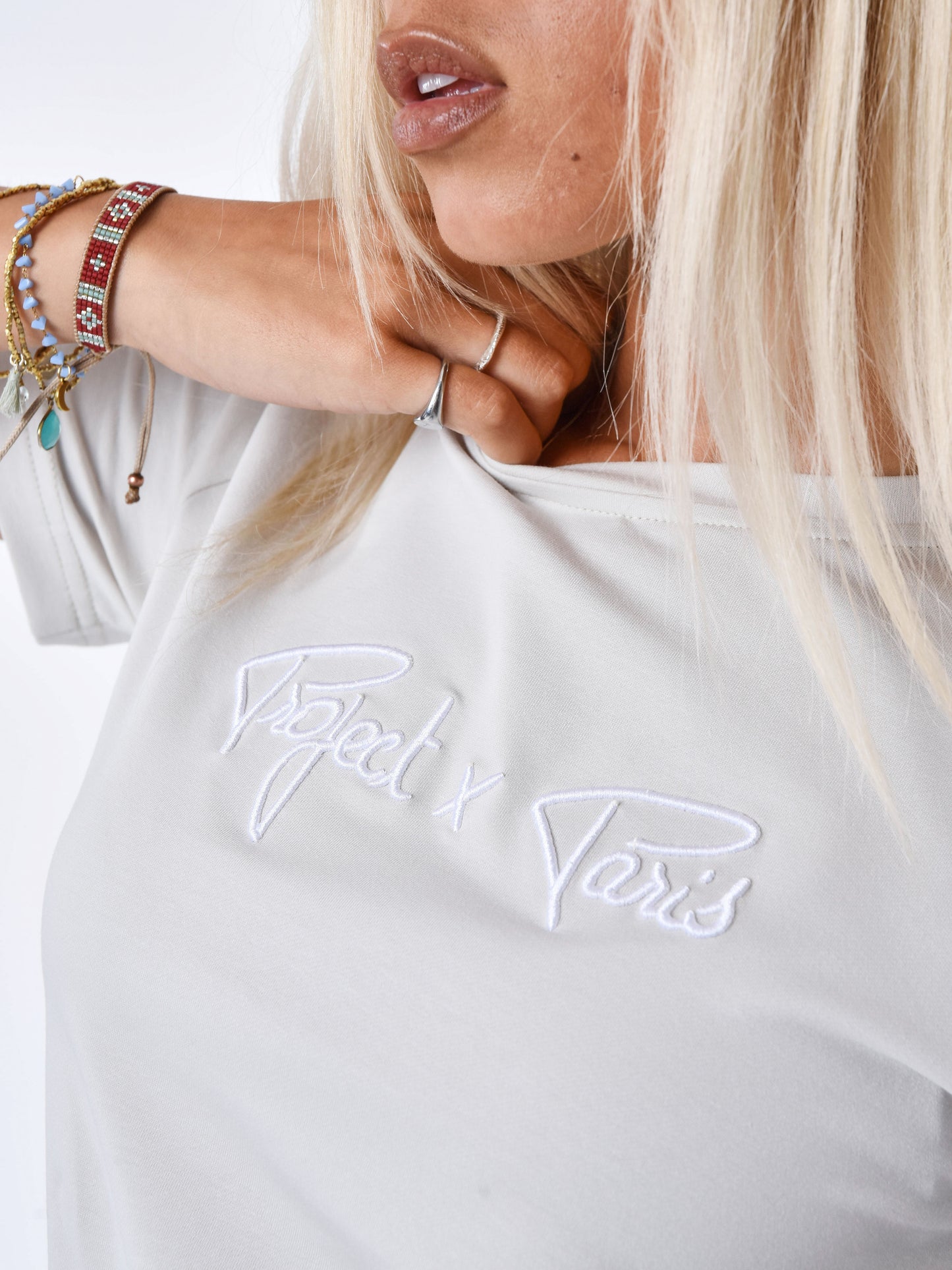 tee-shirt-basic-broderie-logo-signature-greige