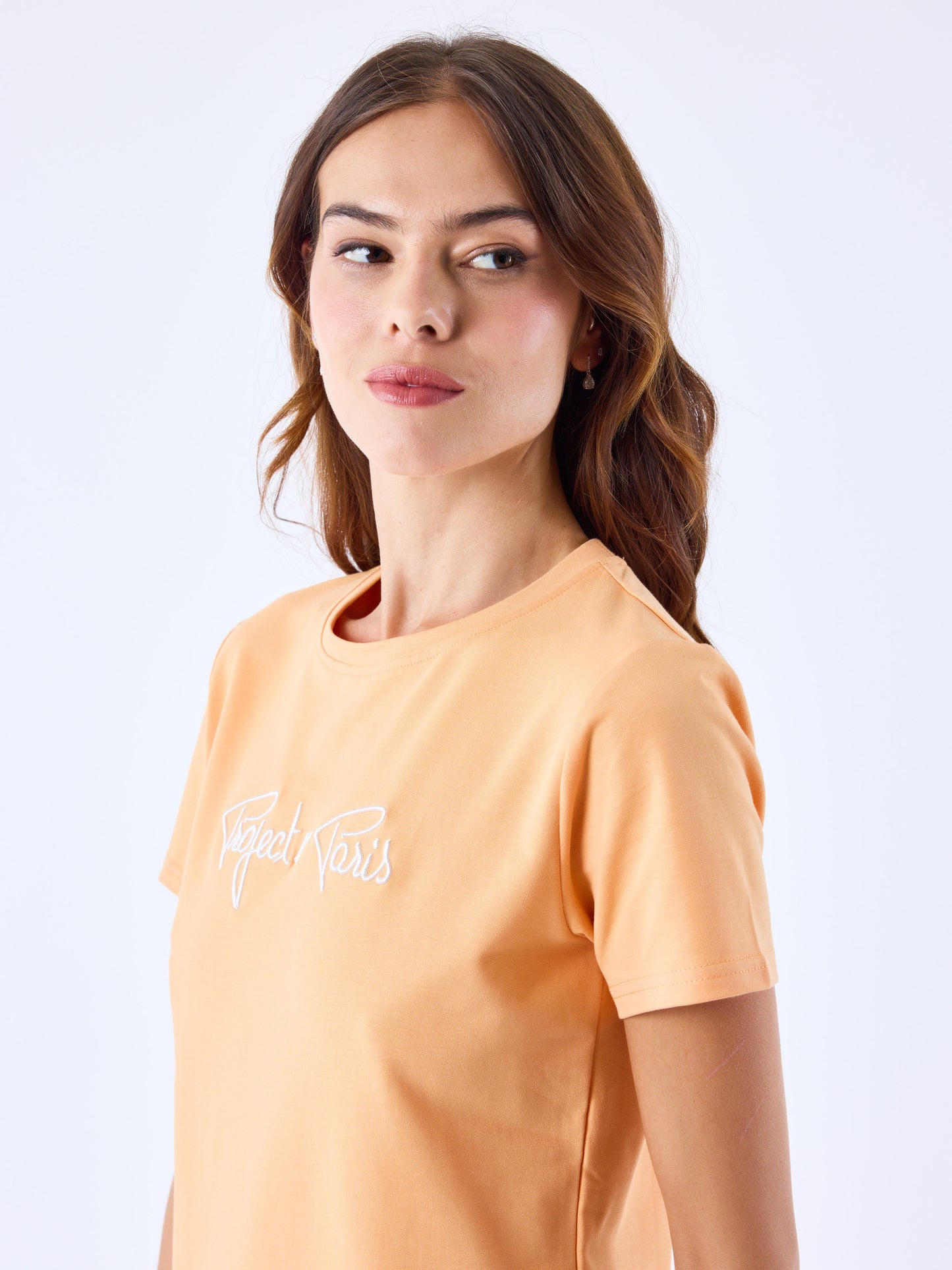tee-shirt-basic-broderie-logo-signature-apricot-cream-modelshot