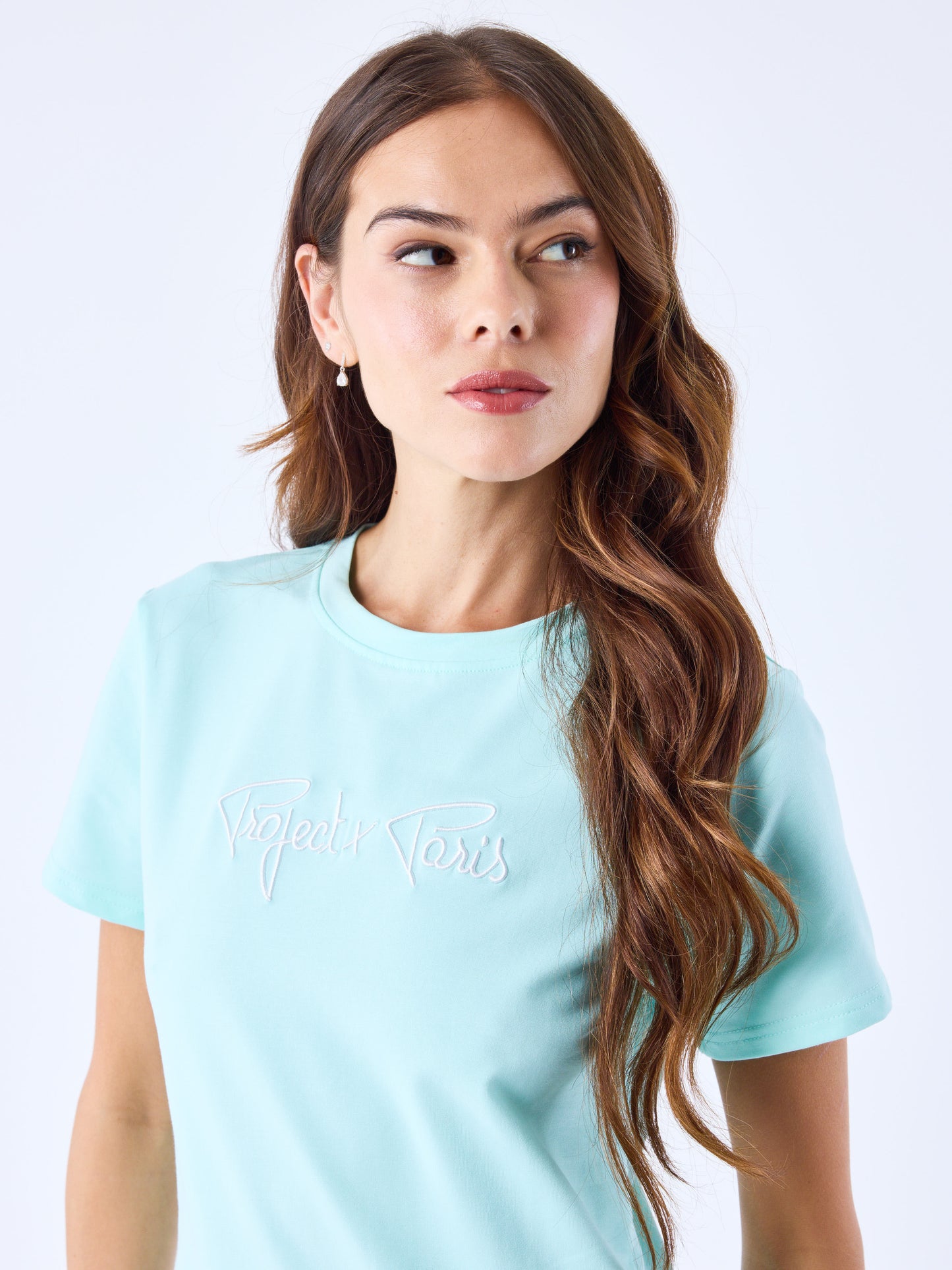 tee-shirt-basic-broderie-logo-signature-honeydew-modelshot
