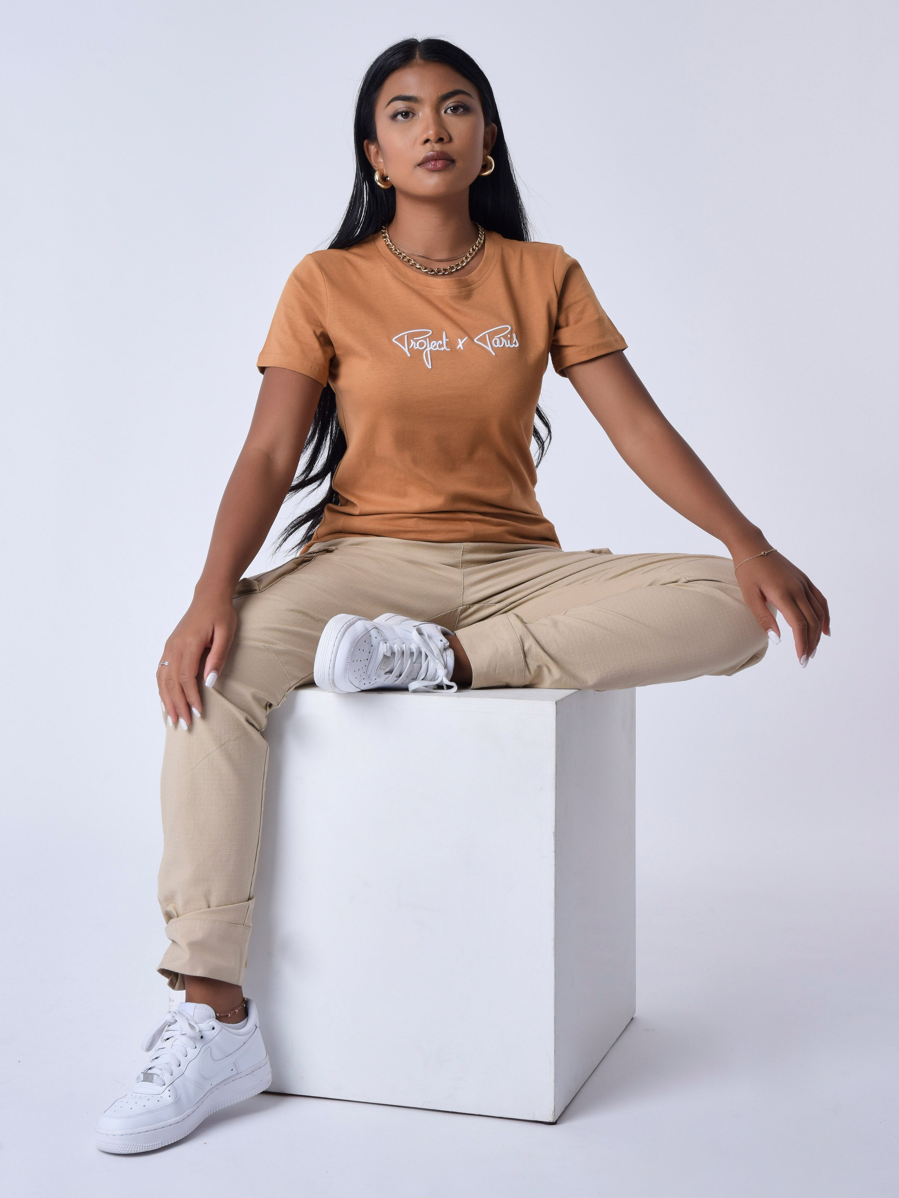 tee-shirt-basic-broderie-logo-signature-camel-modelshot