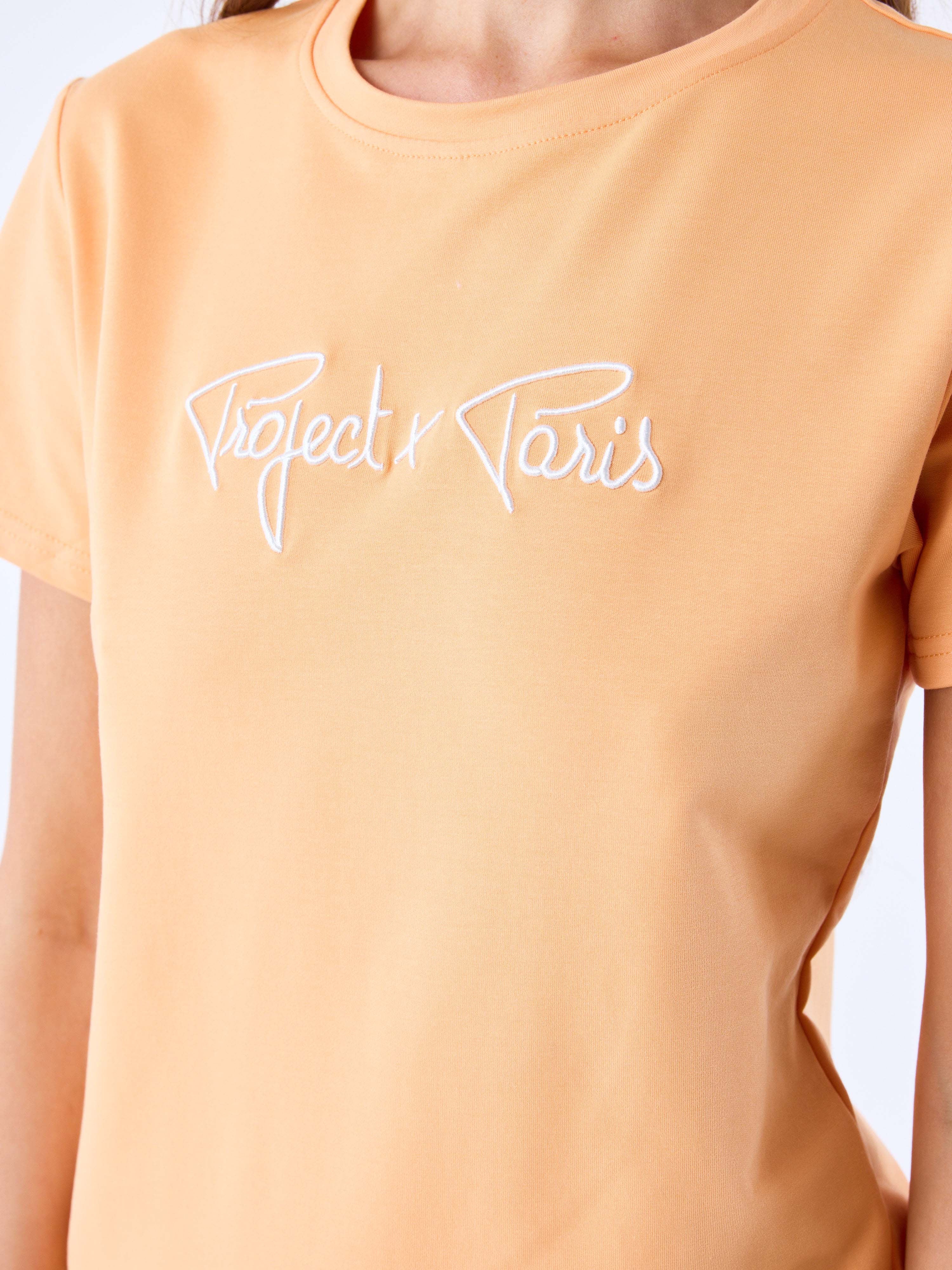 tee-shirt-basic-broderie-logo-signature-apricot-cream-detailshot