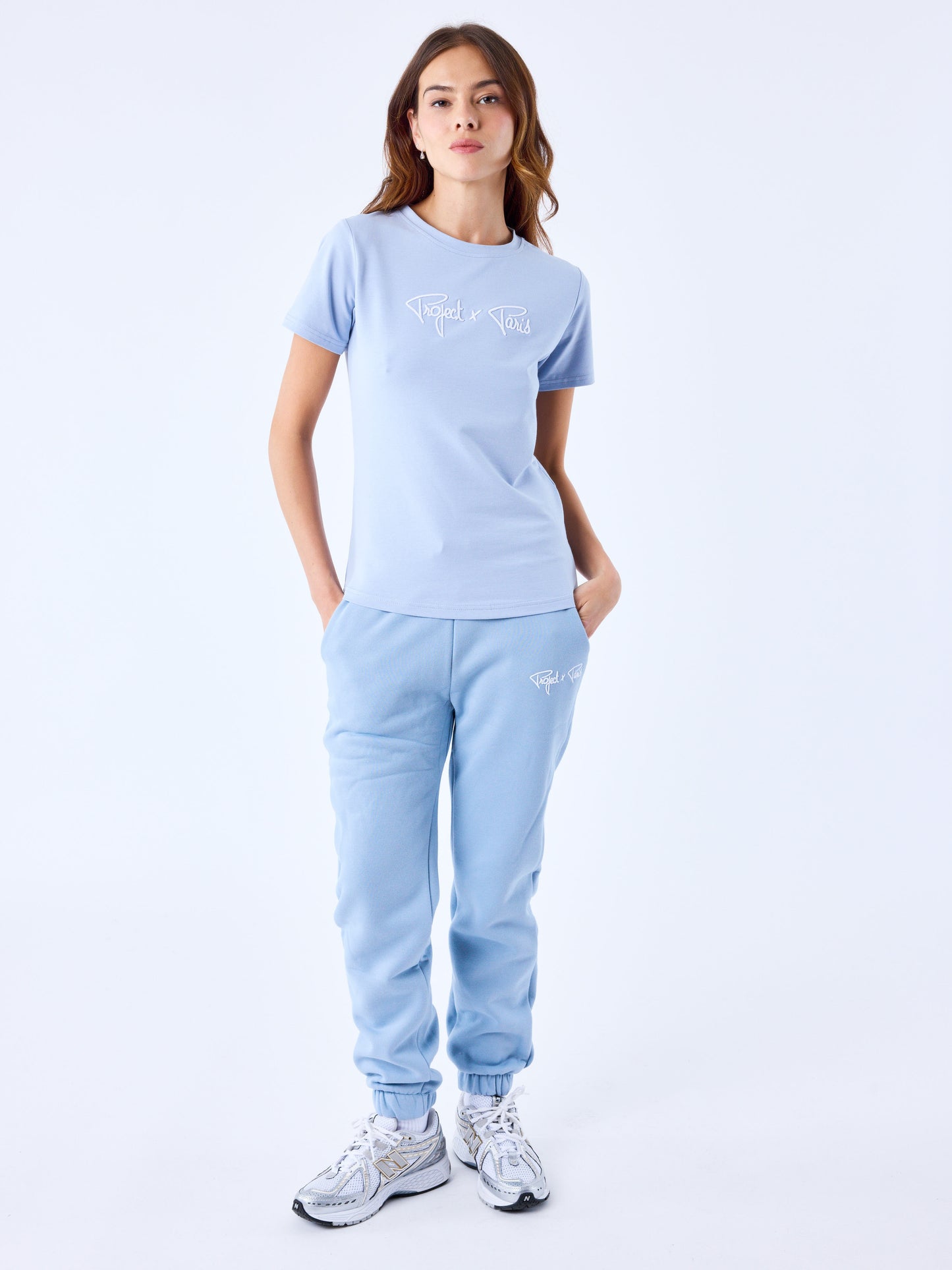 tee-shirt-basic-broderie-logo-signature-bleu-ciel-modelshot