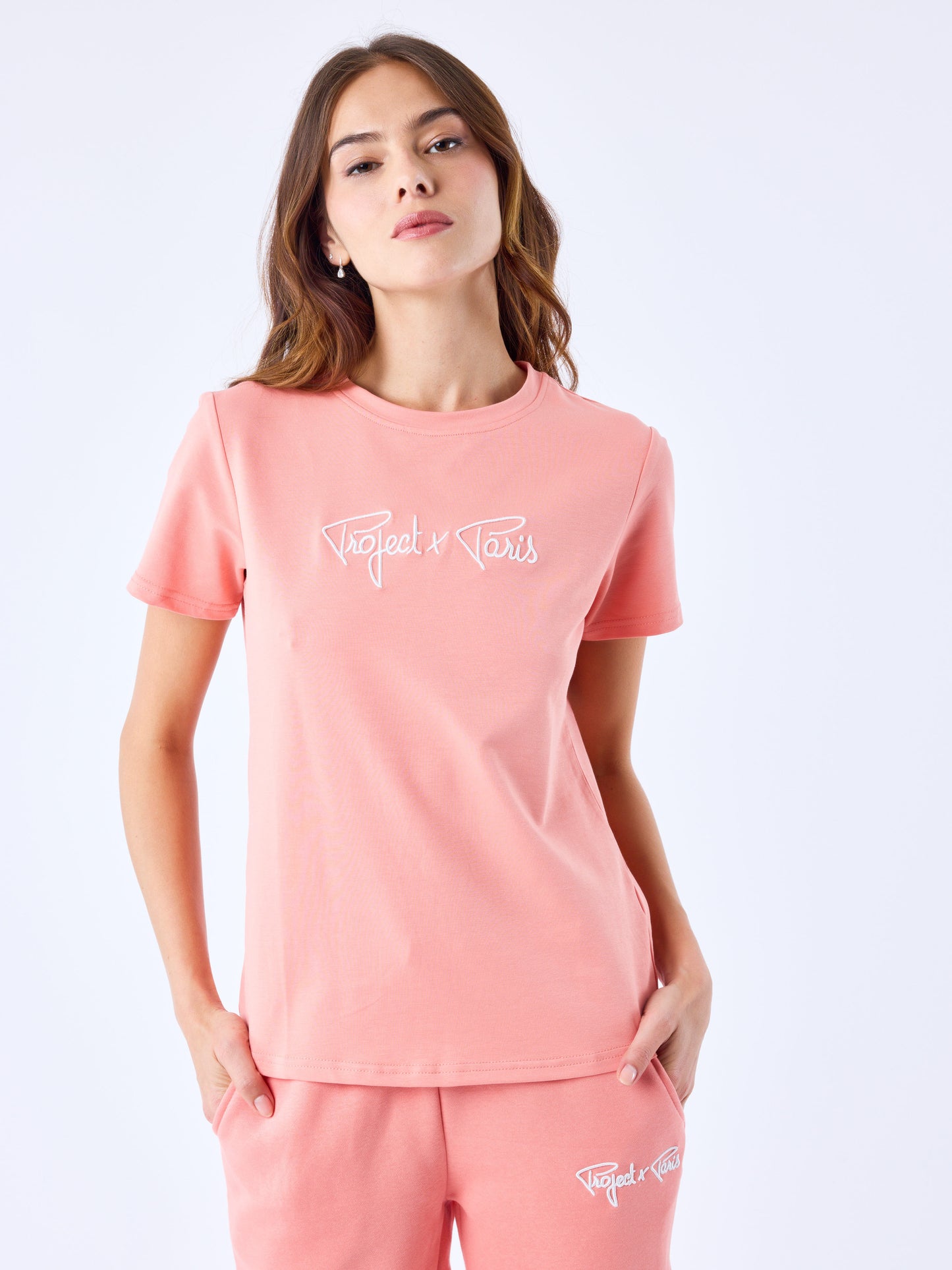 tee-shirt-basic-broderie-logo-signature-coral-modelshot