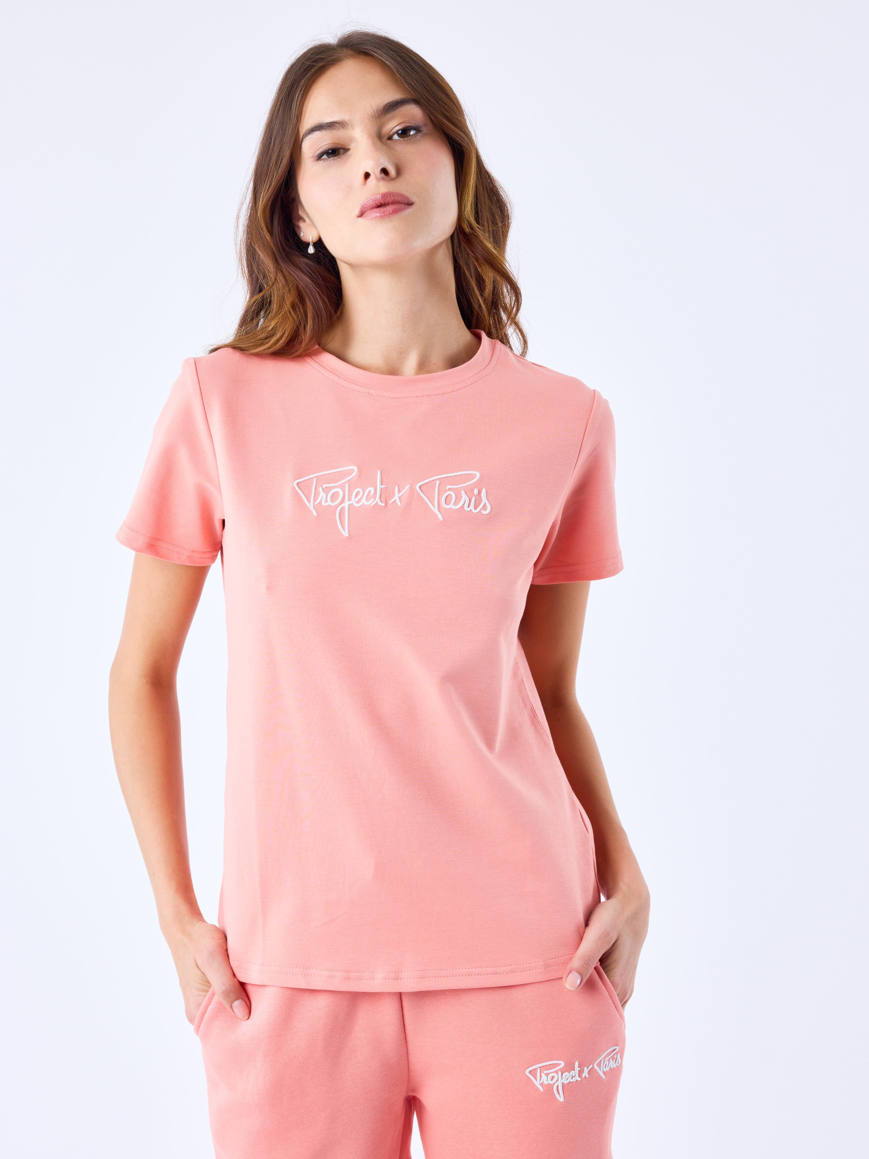 tee-shirt-basic-broderie-logo-signature-coral-modelshot
