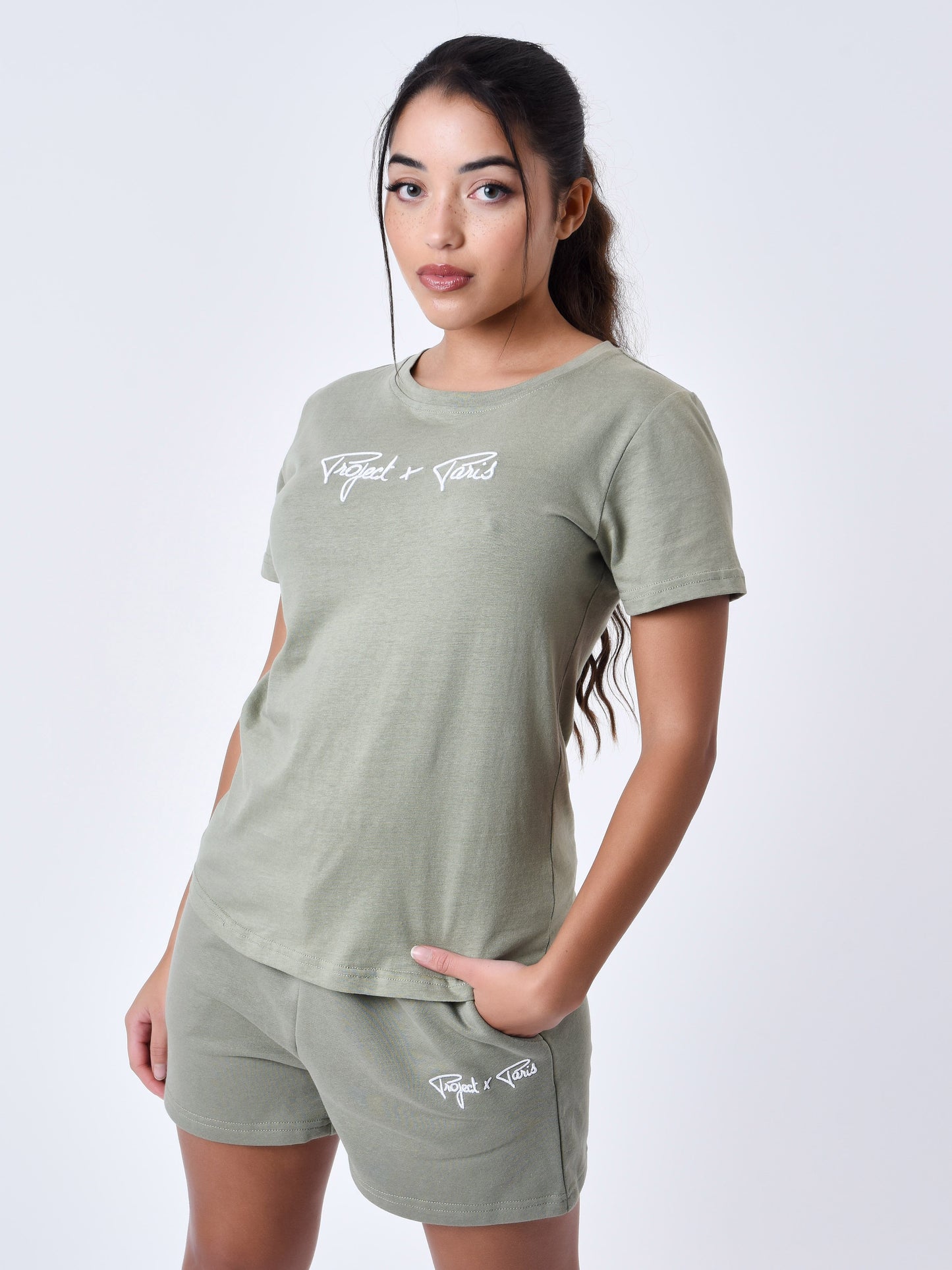 tee-shirt-basic-broderie-logo-signature-kaki-modelshot