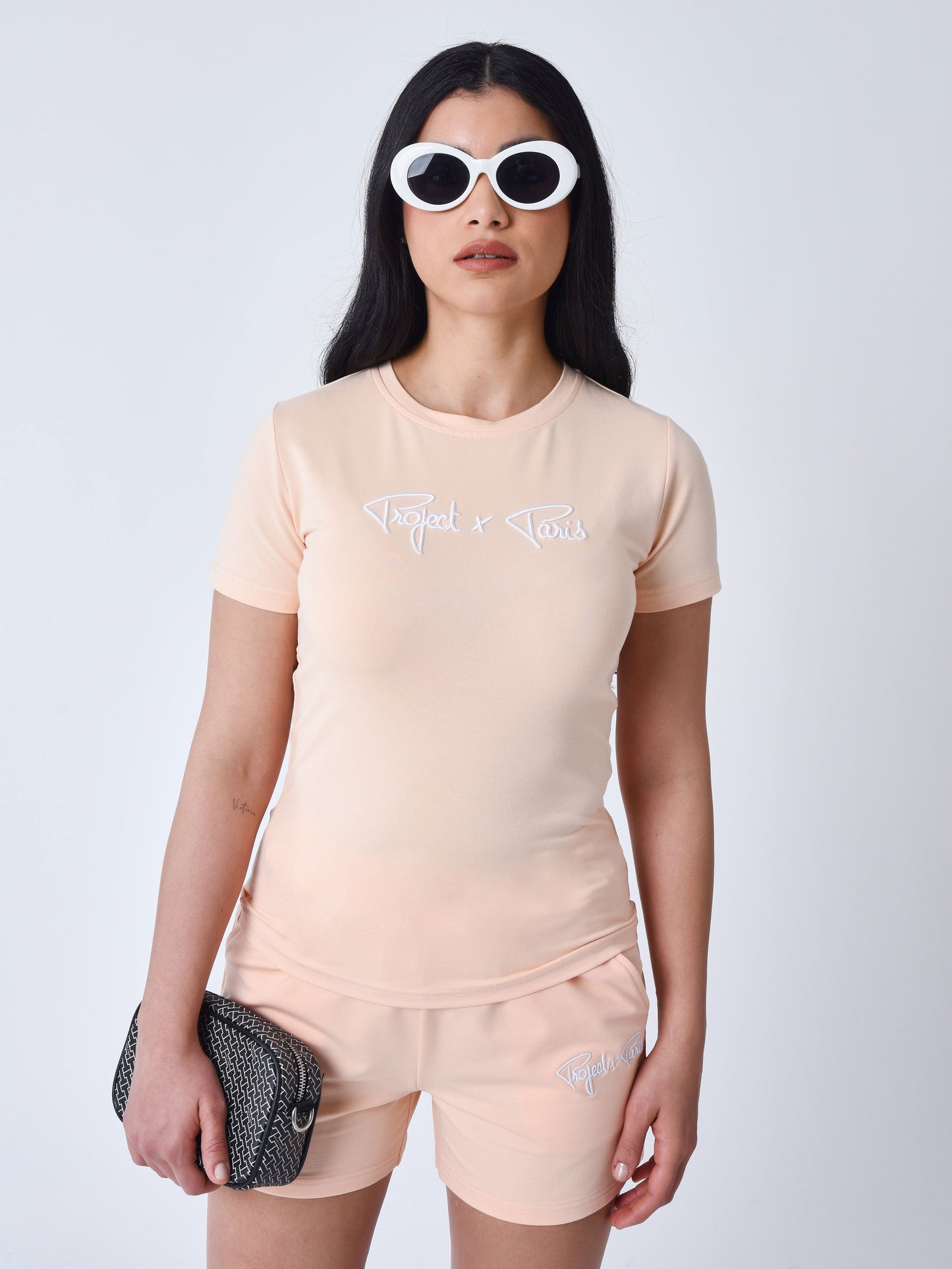 tee-shirt-basic-broderie-logo-signature-pale-peach-modelshot