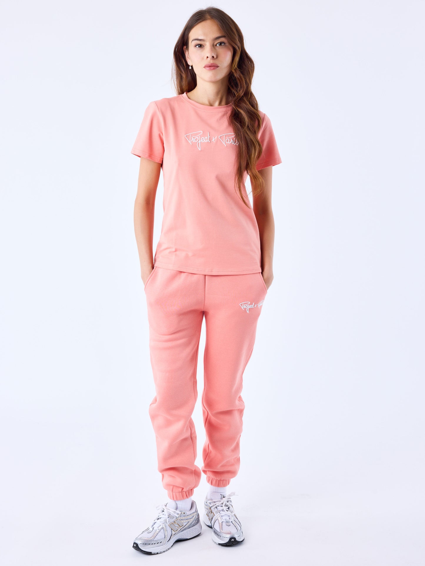 tee-shirt-basic-broderie-logo-signature-coral-modelshot