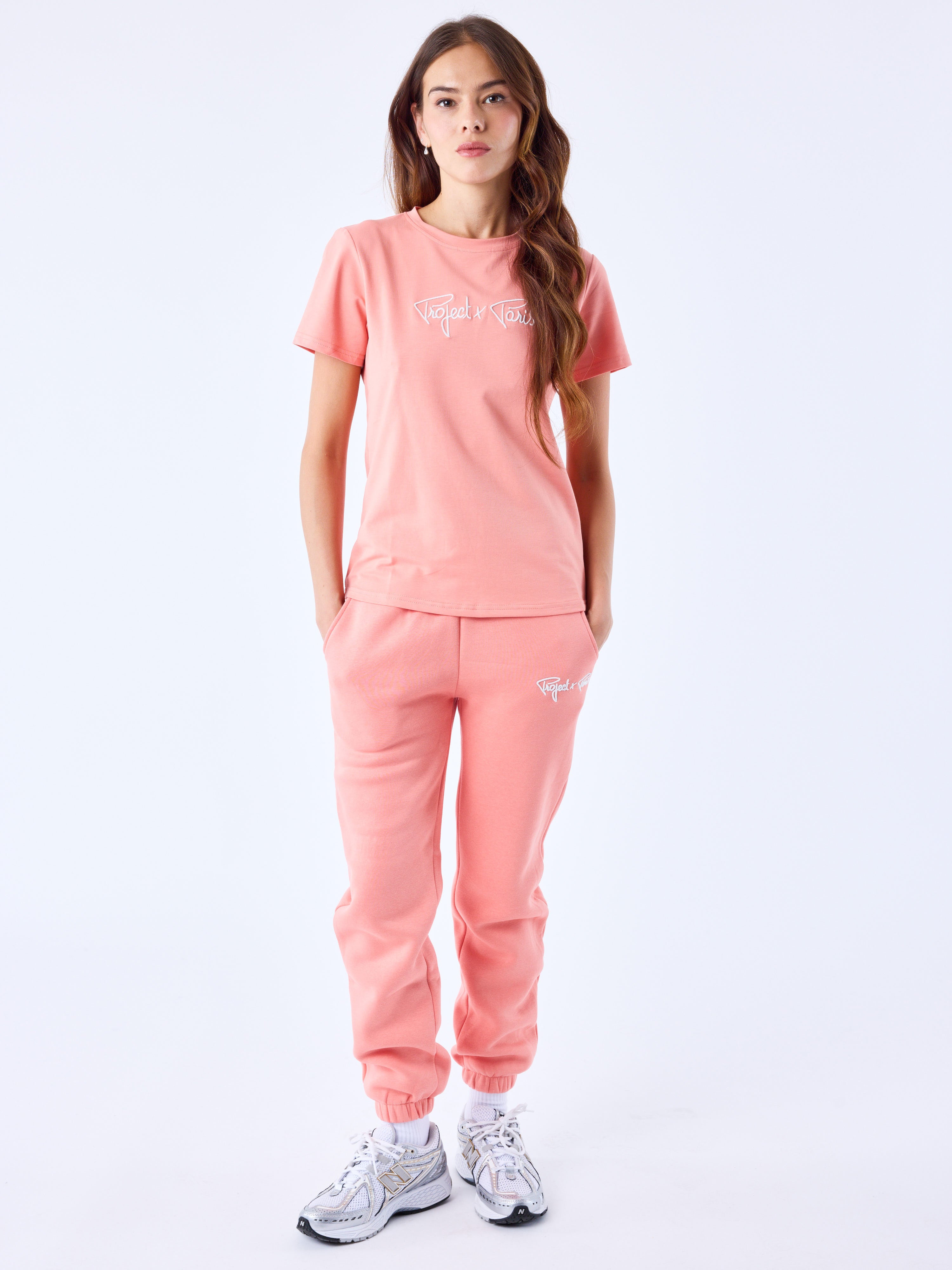 tee-shirt-basic-broderie-logo-signature-coral-modelshot
