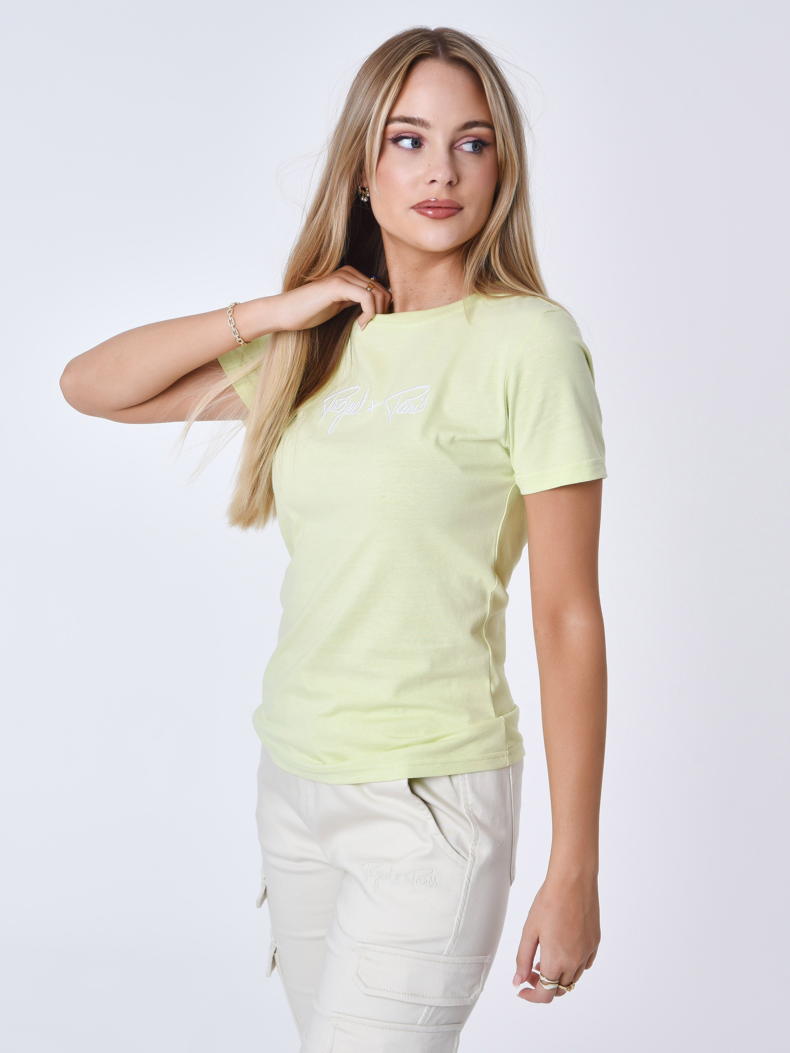tee-shirt-basic-broderie-logo-signature-pistache-modelshot