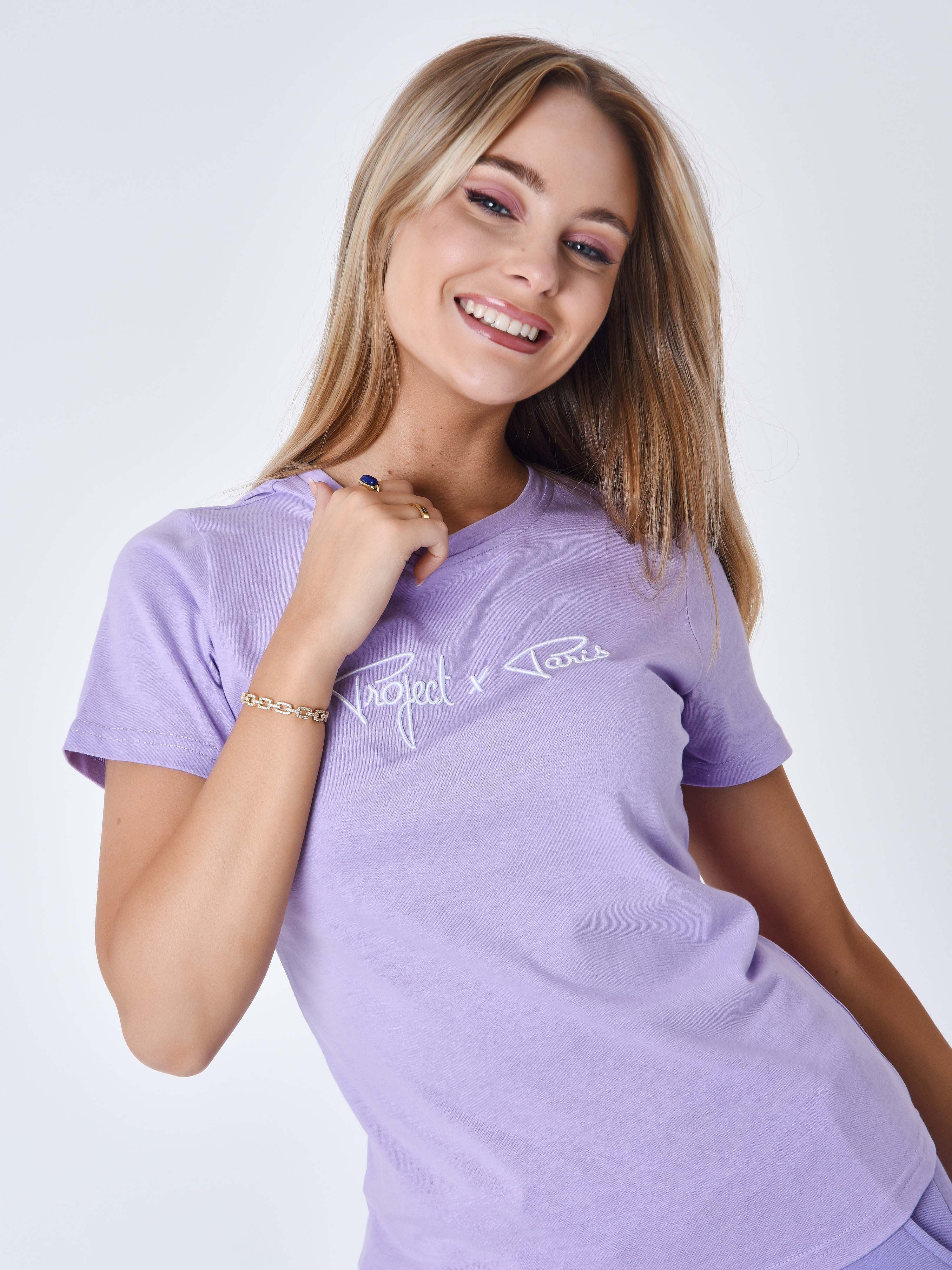 tee-shirt-basic-broderie-logo-signature-lilas-modelshot