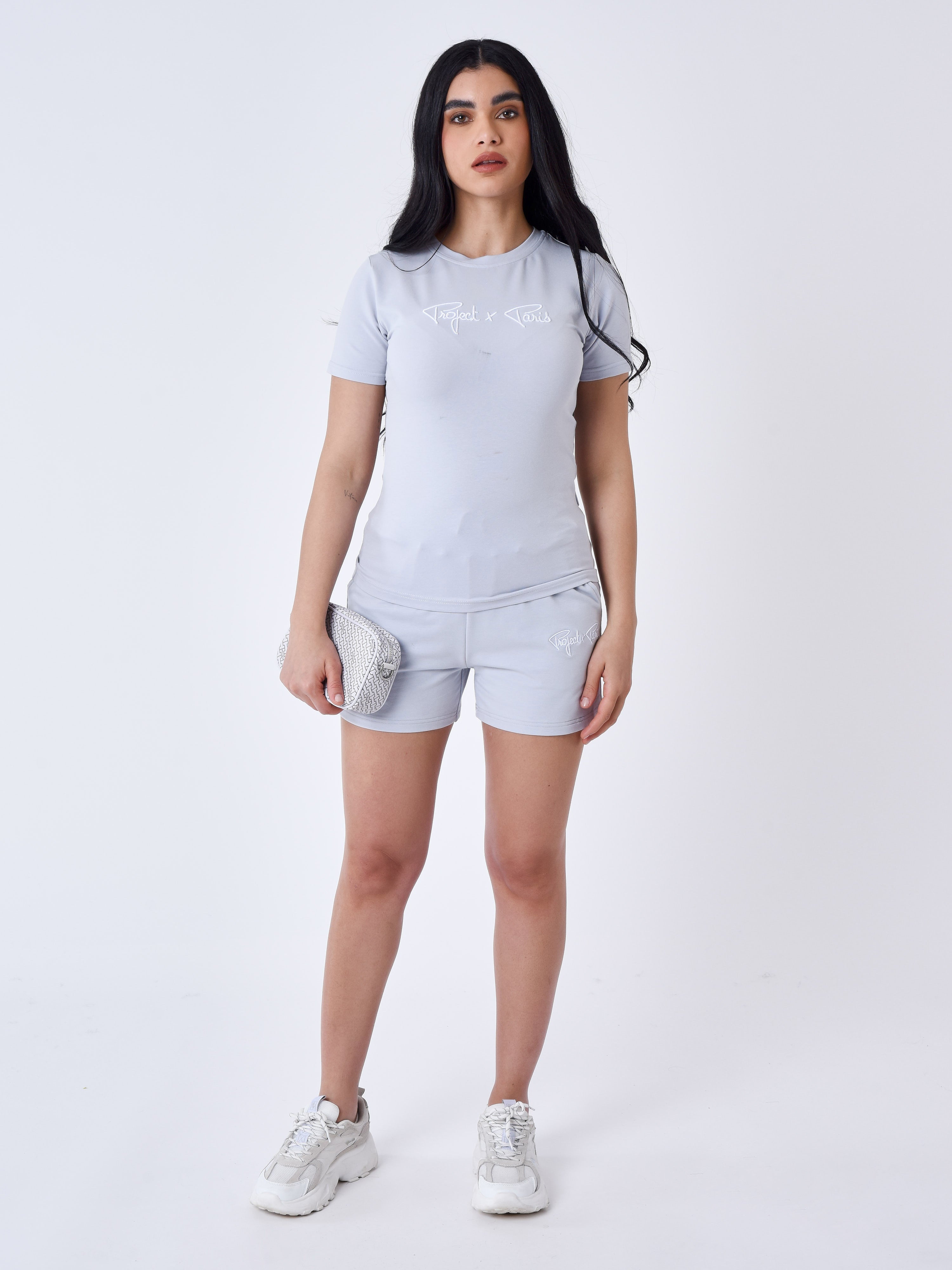 tee-shirt-basic-broderie-logo-signature-bleu-glacier-modelshot