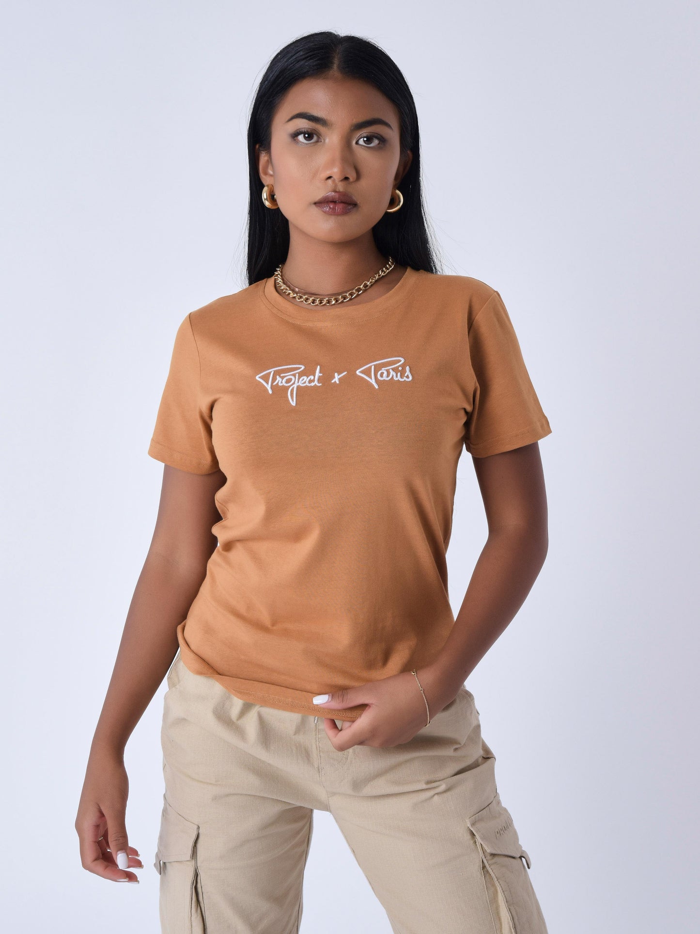 tee-shirt-basic-broderie-logo-signature-camel-modelshot