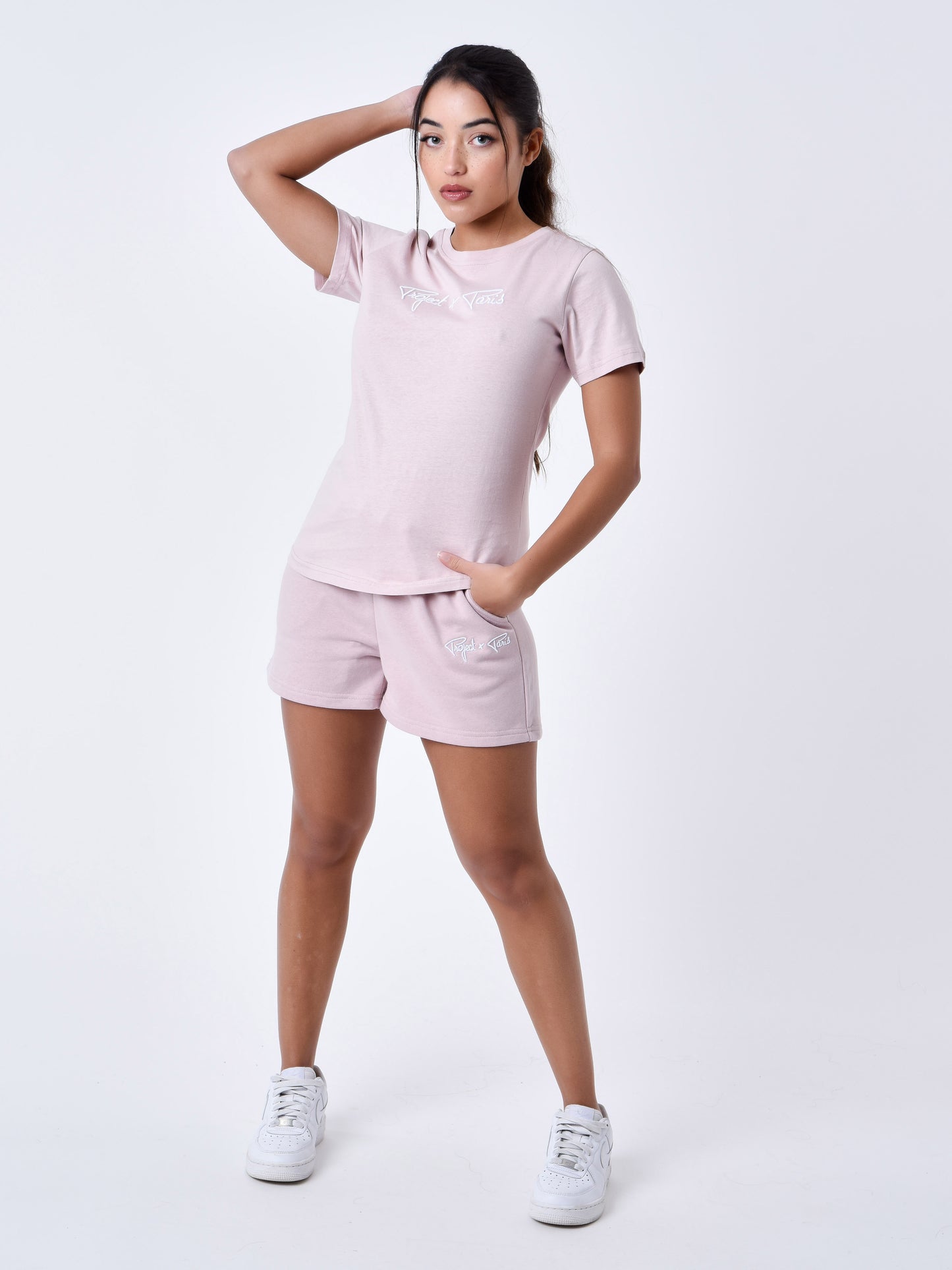 tee-shirt-basic-broderie-logo-signature-rose-poudre-modelshot
