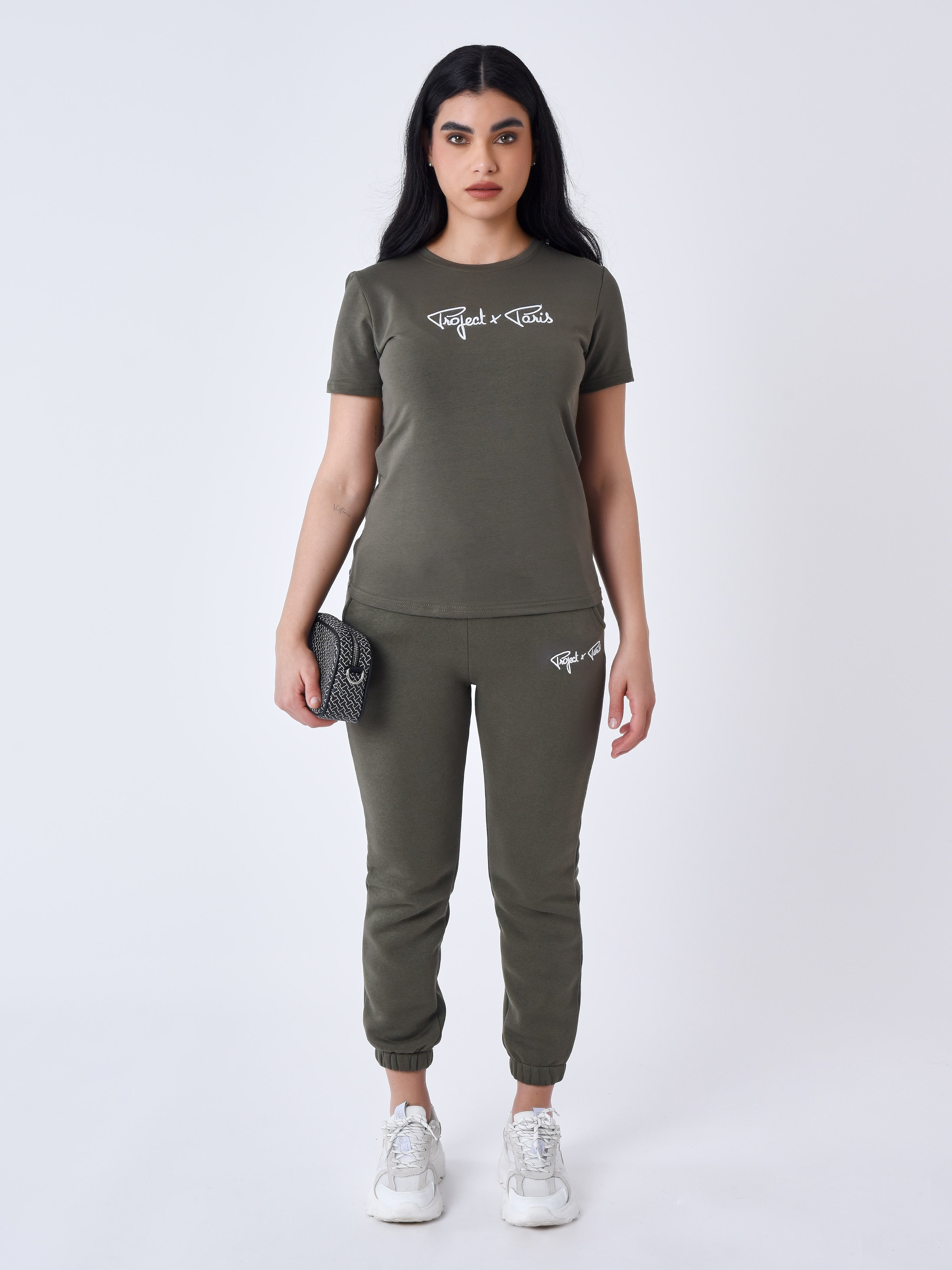 tee-shirt-basic-broderie-logo-signature-olive-fonce-modelshot