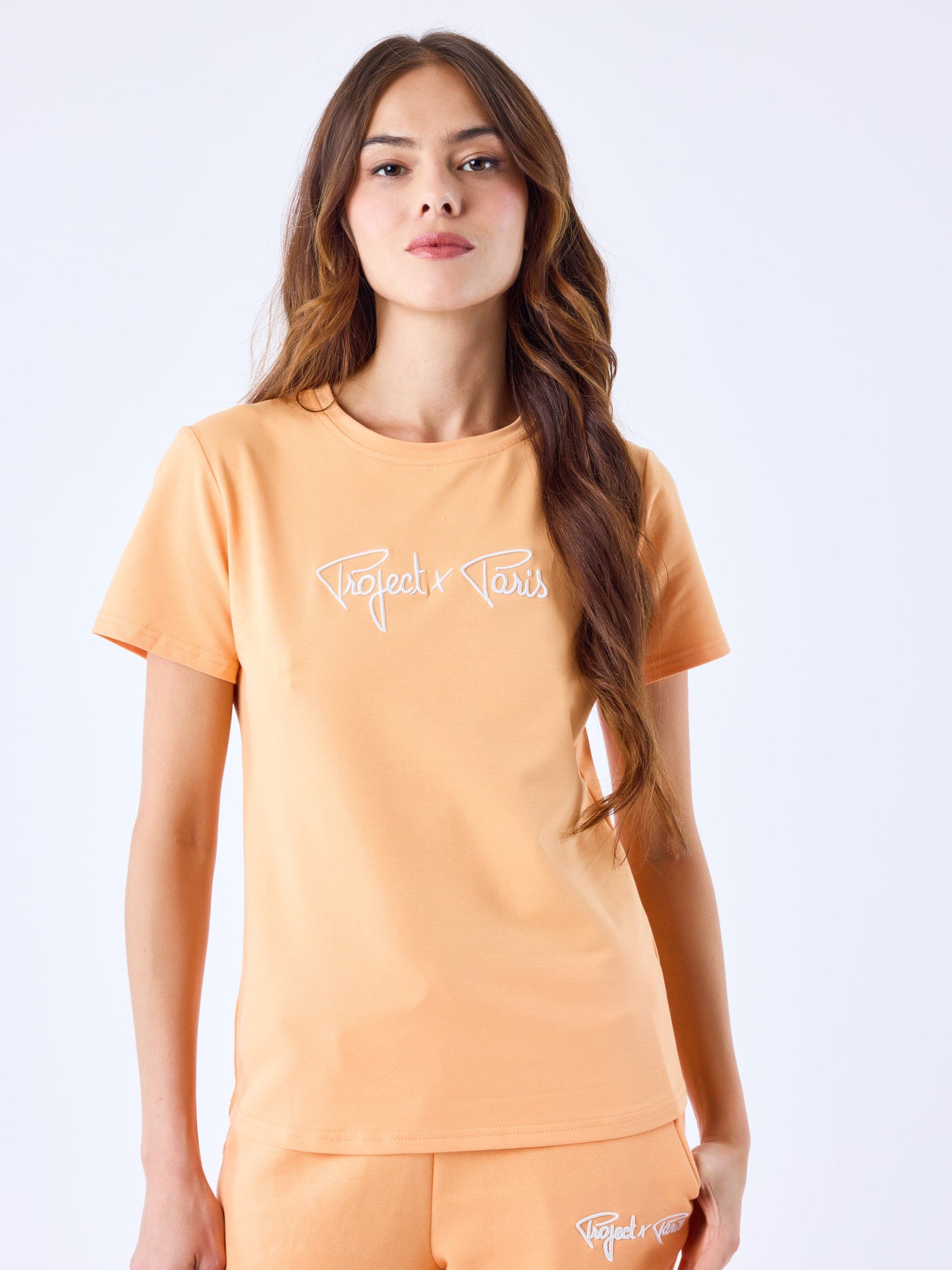 tee-shirt-basic-broderie-logo-signature-apricot-cream-modelshot