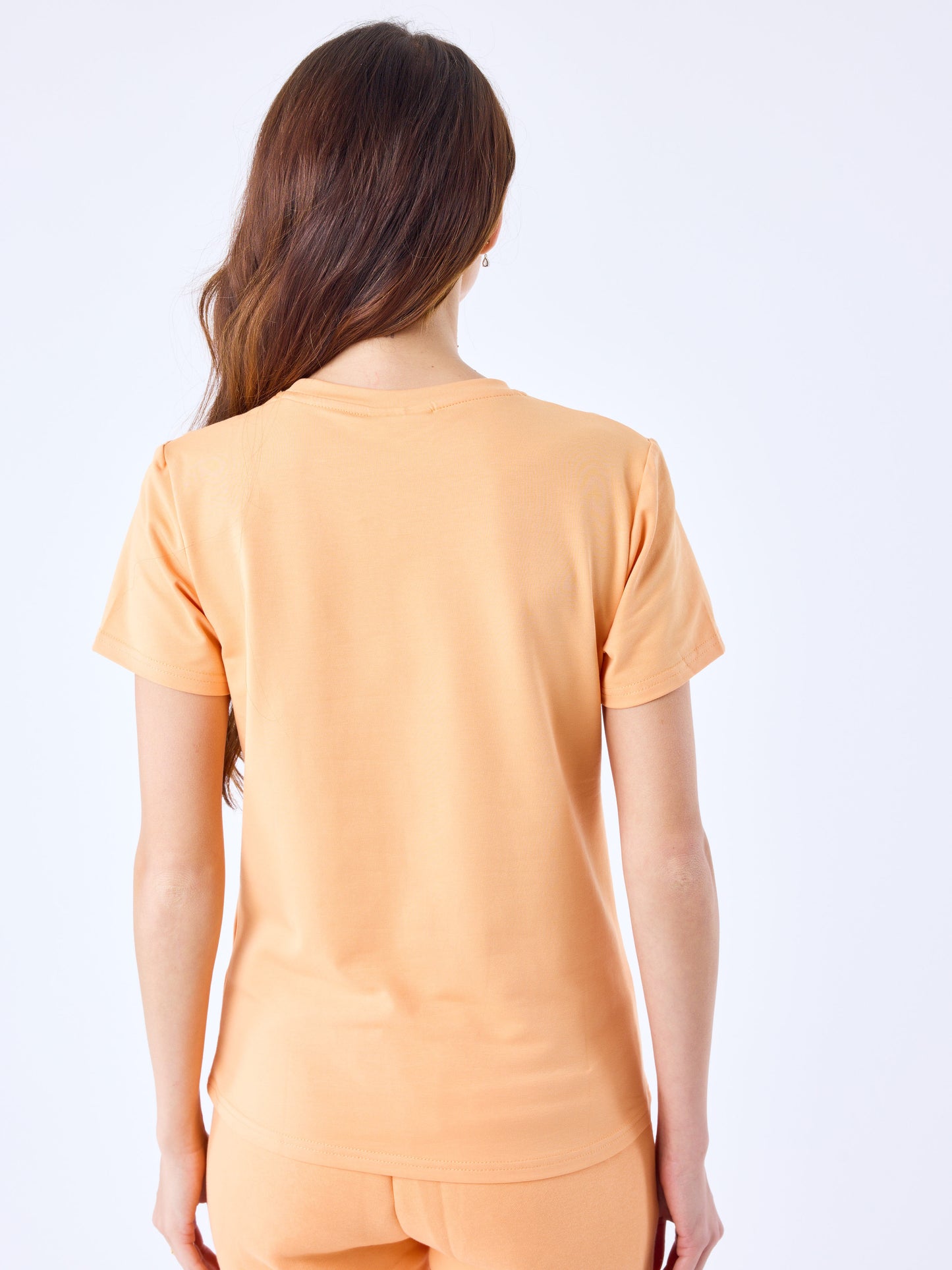 tee-shirt-basic-broderie-logo-signature-apricot-cream-modelshot