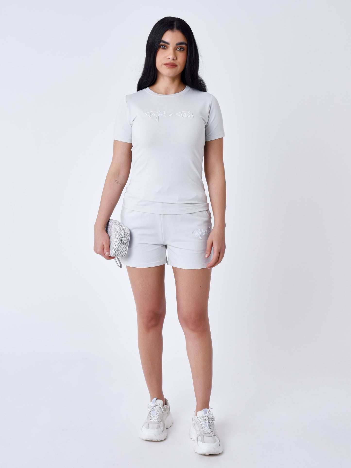 tee-shirt-basic-broderie-logo-signature-light-stone-modelshot