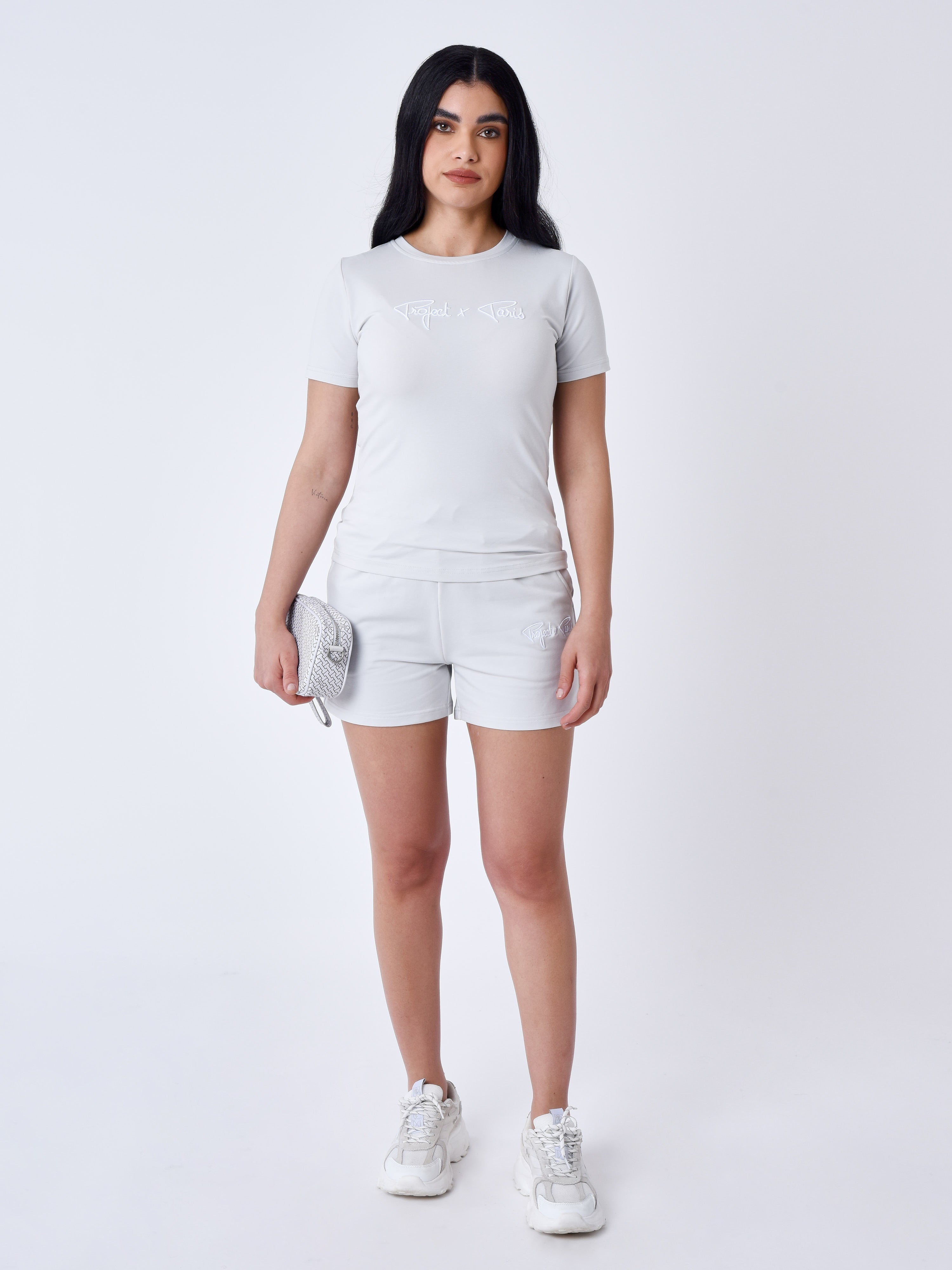 tee-shirt-basic-broderie-logo-signature-light-stone-modelshot