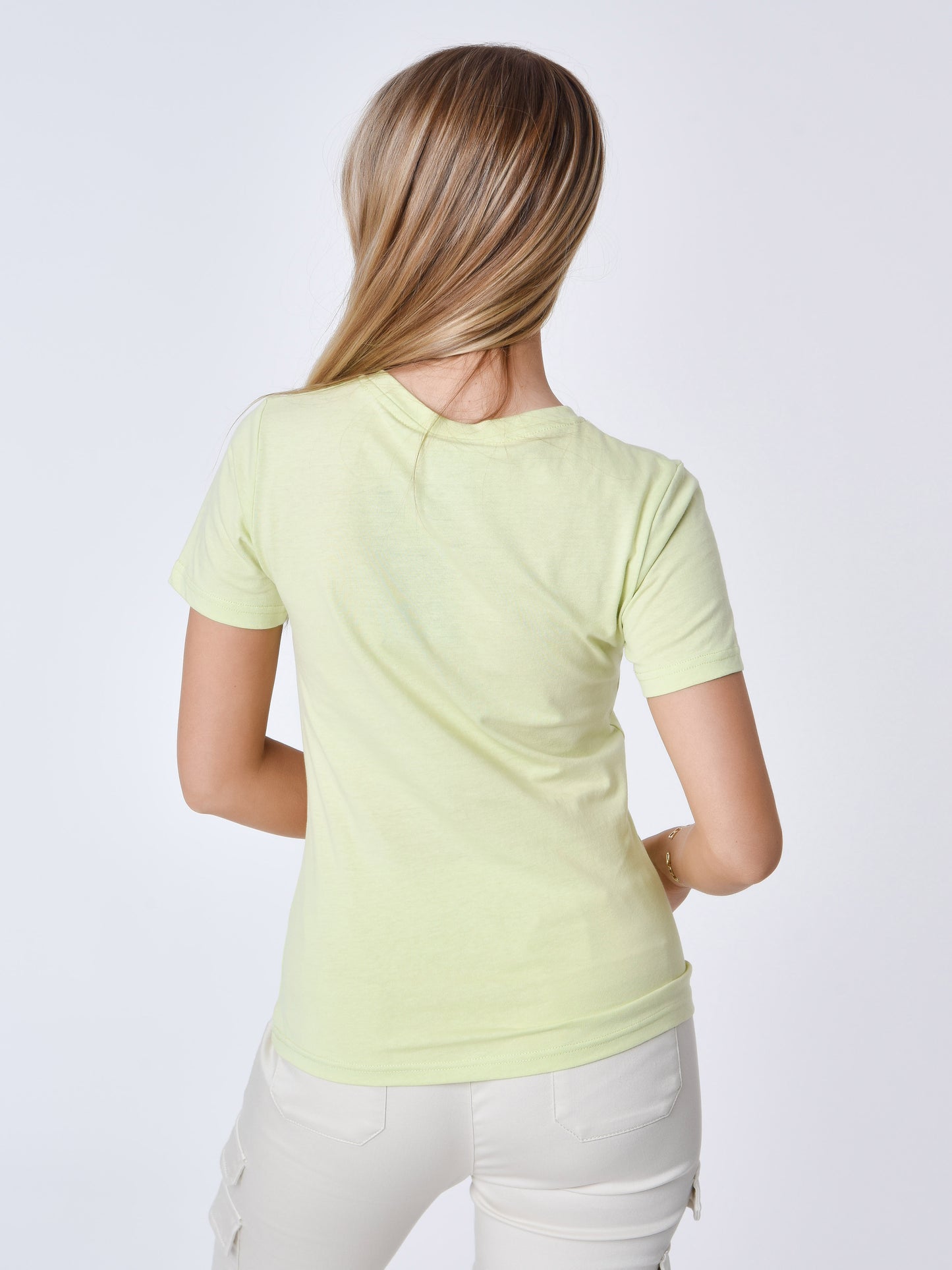 tee-shirt-basic-broderie-logo-signature-pistache-modelshot